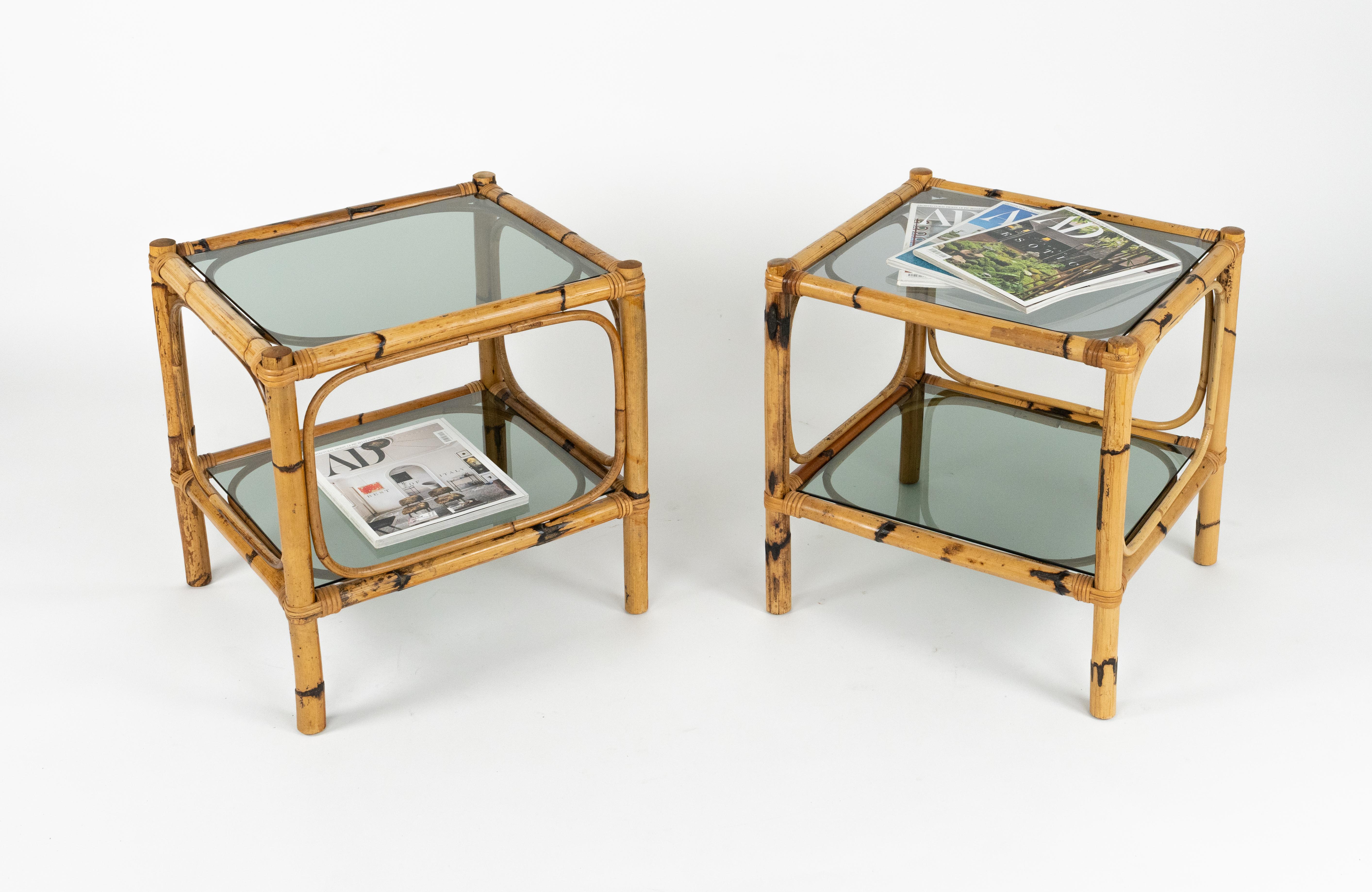 Fin du 20e siècle Paire de tables d'appoint du milieu du siècle en rotin, bambou et verre fumé, Italie, années 1970 en vente