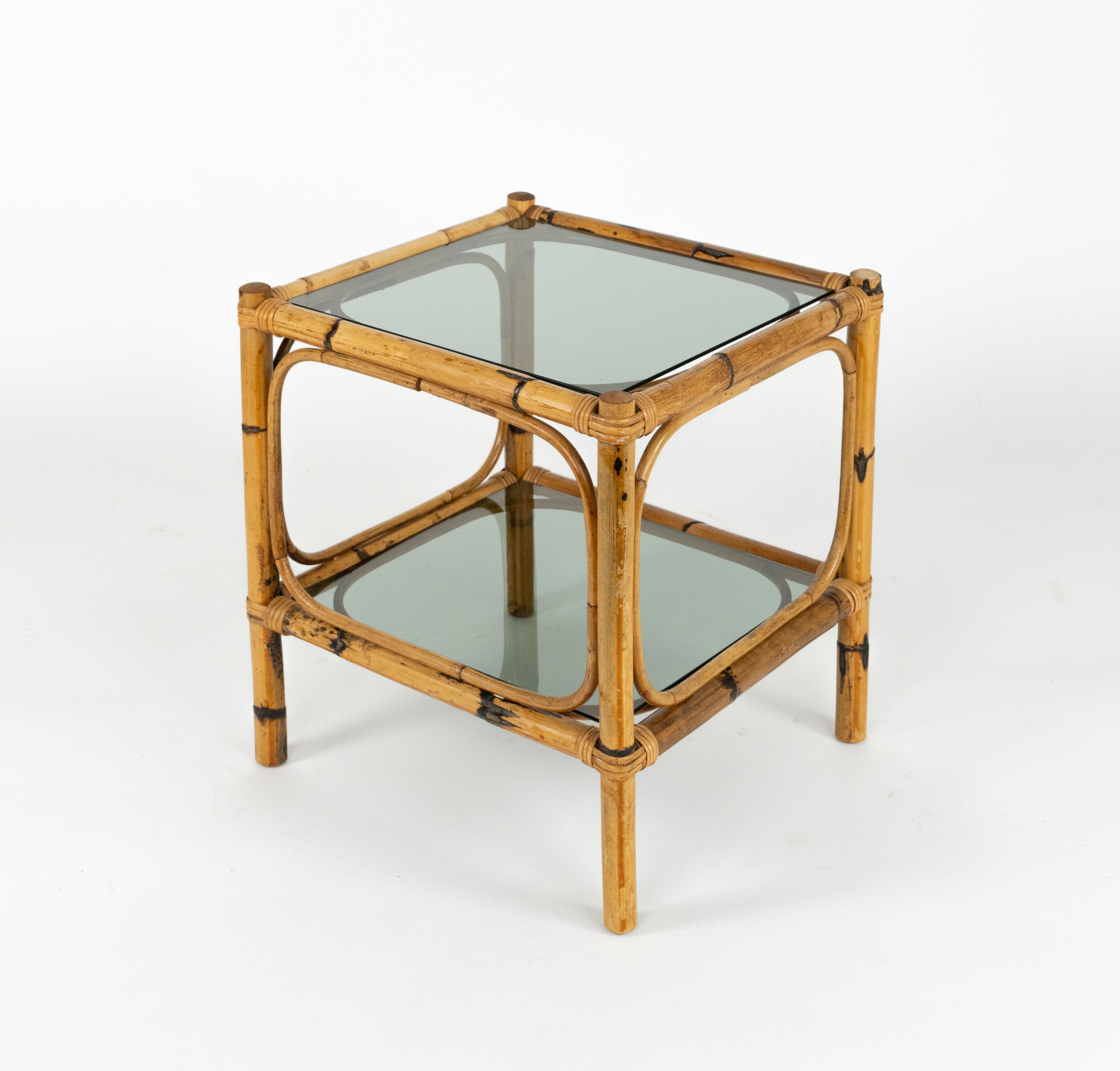 Bambou Paire de tables d'appoint du milieu du siècle en rotin, bambou et verre fumé, Italie, années 1970 en vente