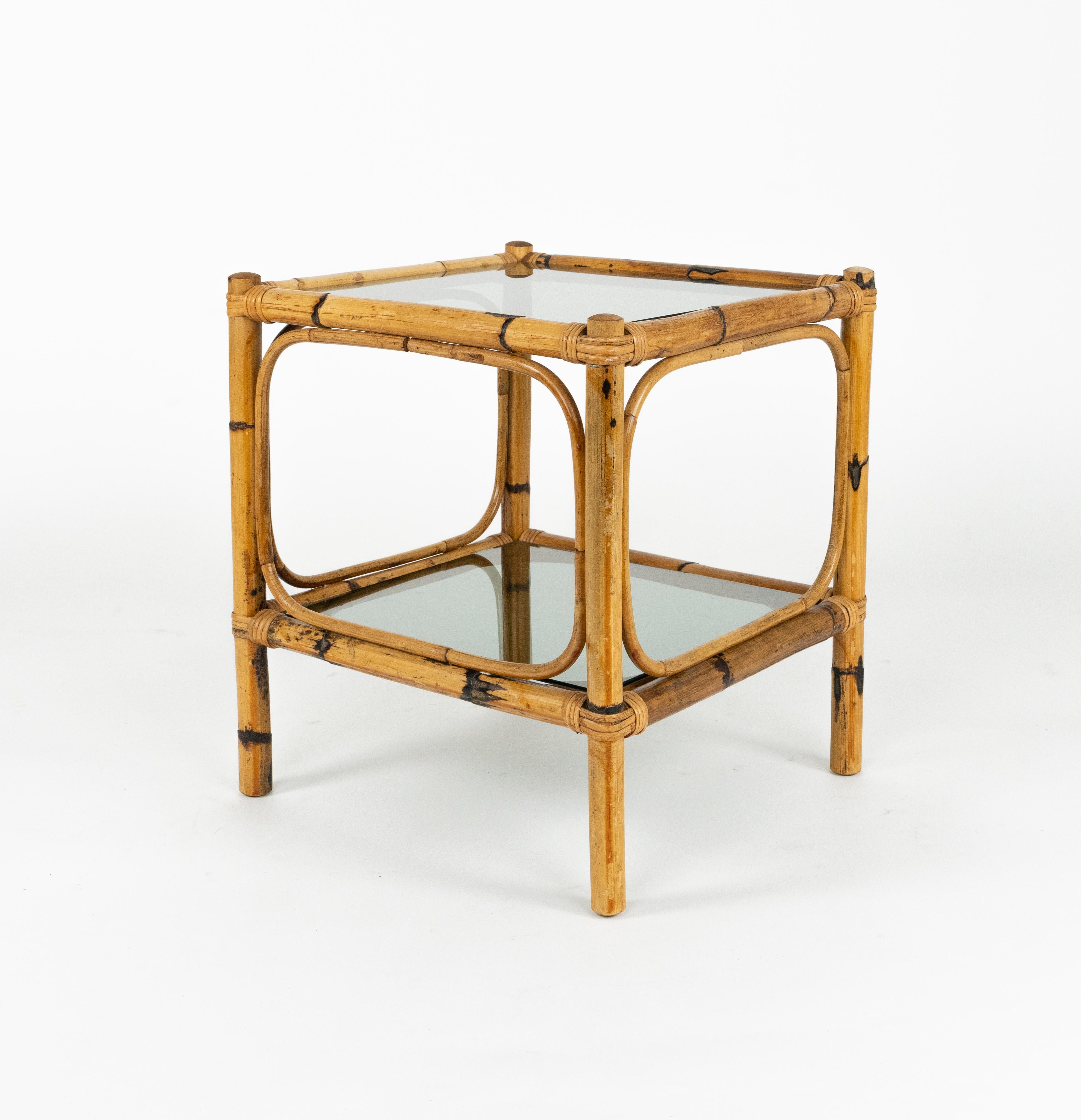 Paire de tables d'appoint du milieu du siècle en rotin, bambou et verre fumé, Italie, années 1970 en vente 1