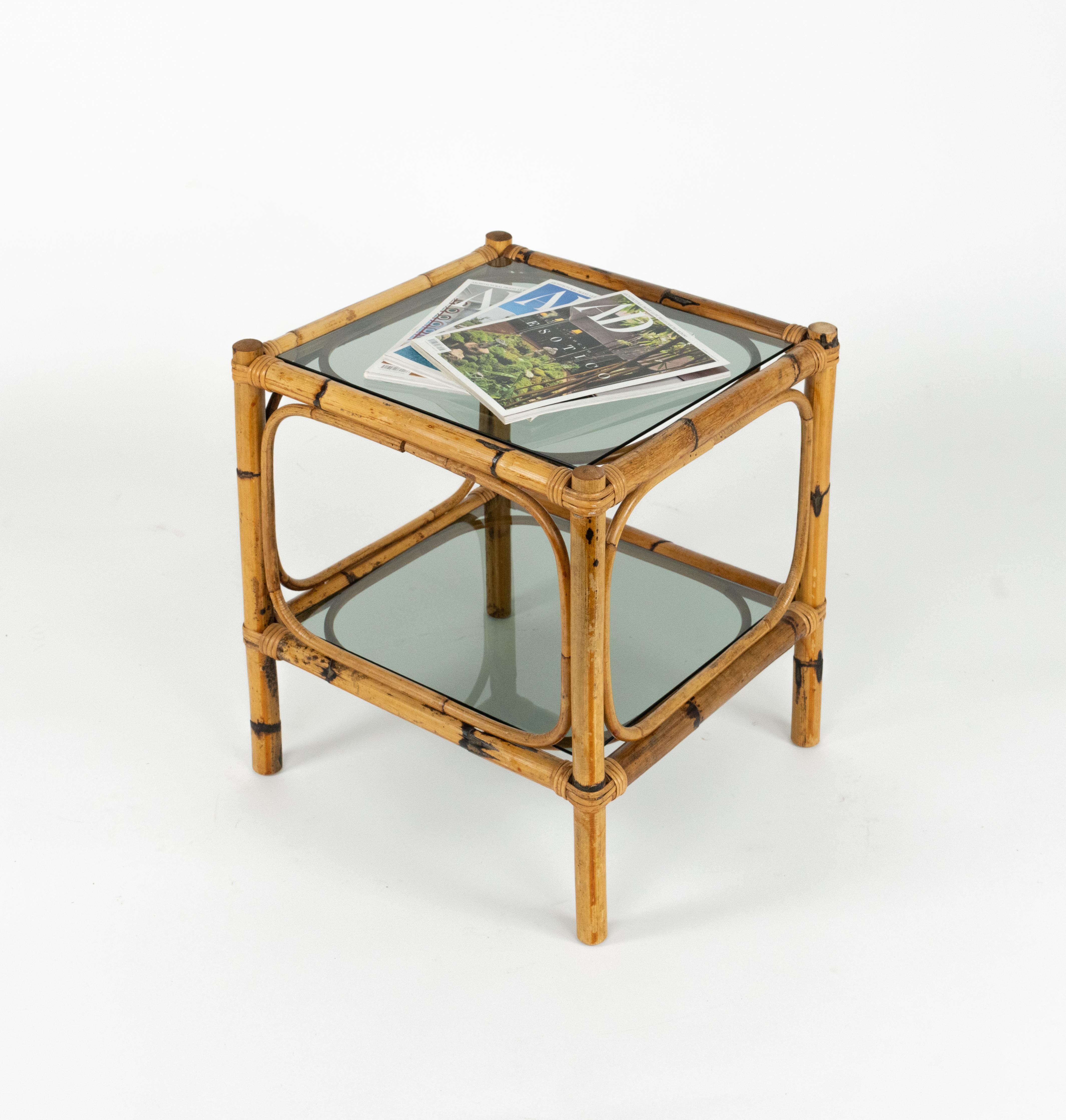 Paire de tables d'appoint du milieu du siècle en rotin, bambou et verre fumé, Italie, années 1970 en vente 2