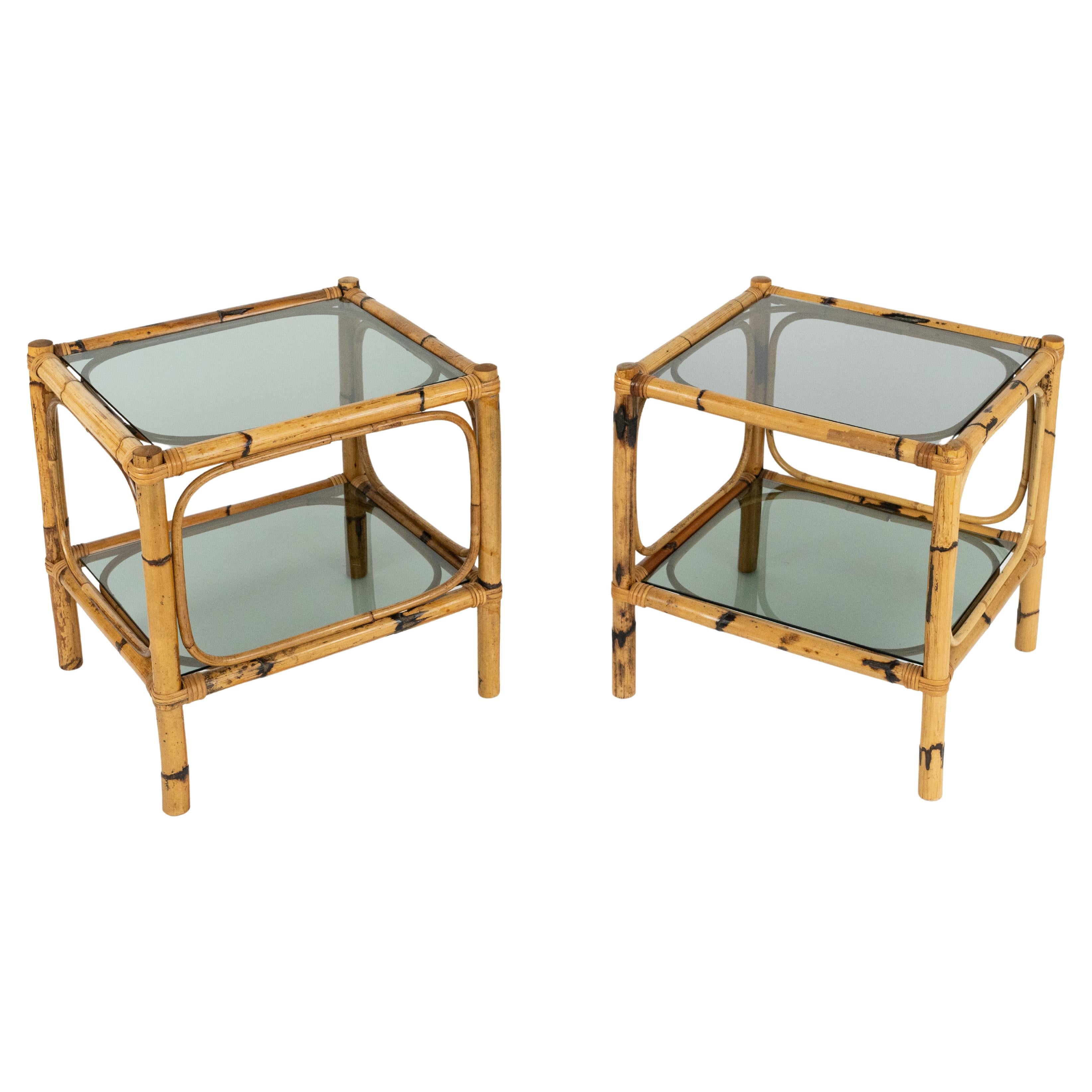 Paire de tables d'appoint du milieu du siècle en rotin, bambou et verre fumé, Italie, années 1970