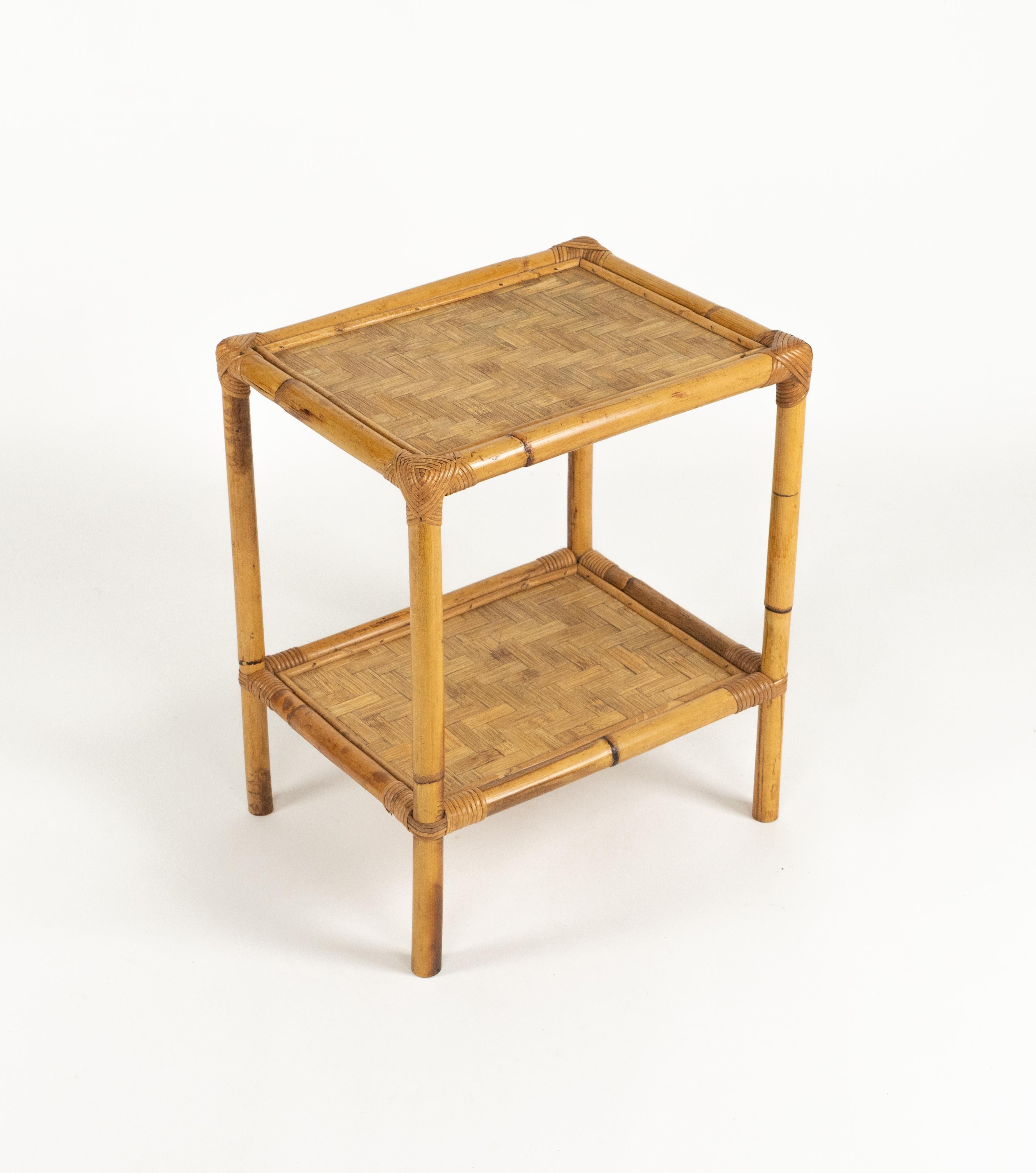 Paire de tables d'appoint à deux plateaux en rotin et bambou, Italie, années 1970 en vente 4