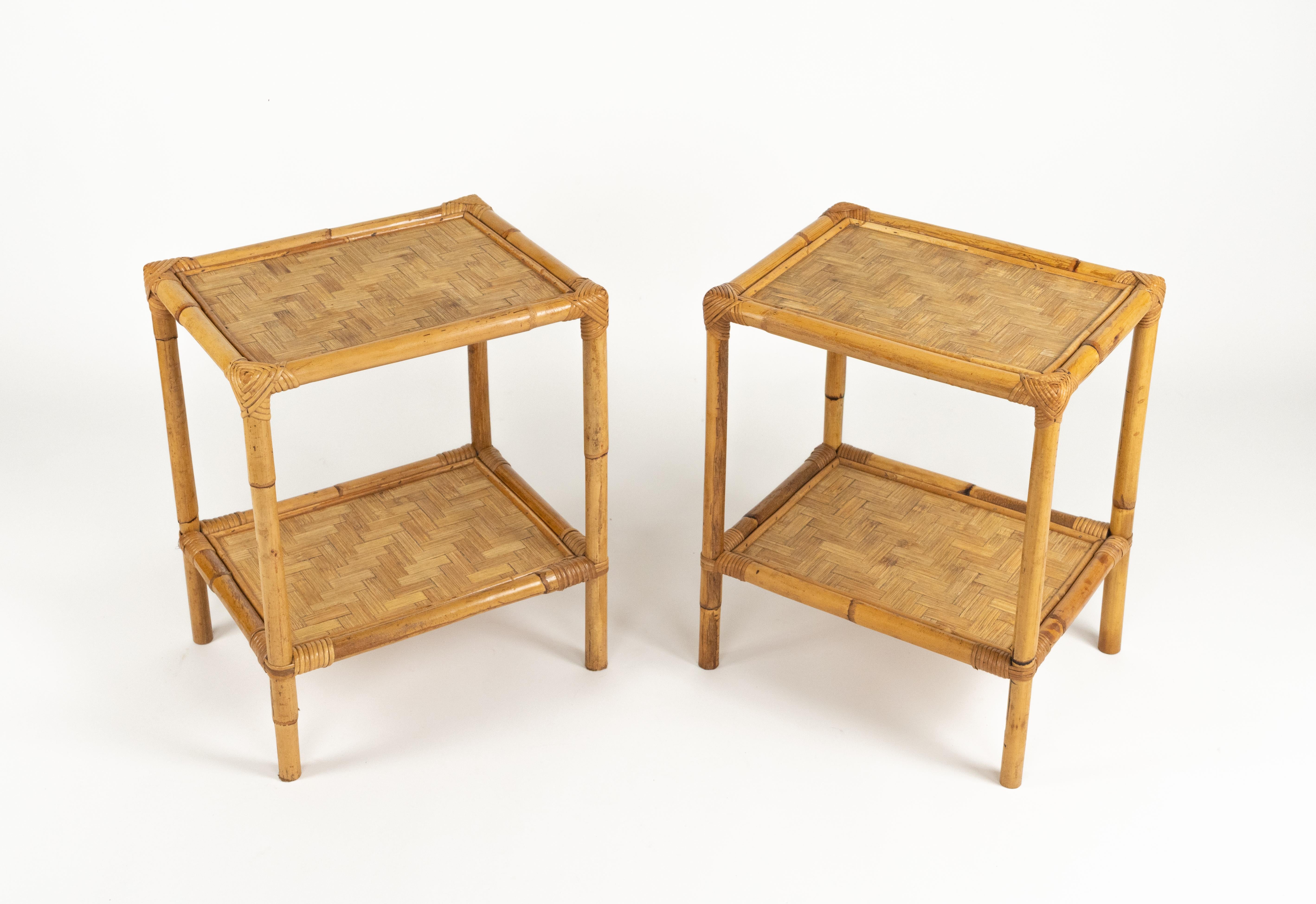 Superbe paire de tables d'appoint ou de chevet à deux niveaux en bambou et rotin du milieu du siècle dernier.  

Fabriqué en Italie dans les années 1970.