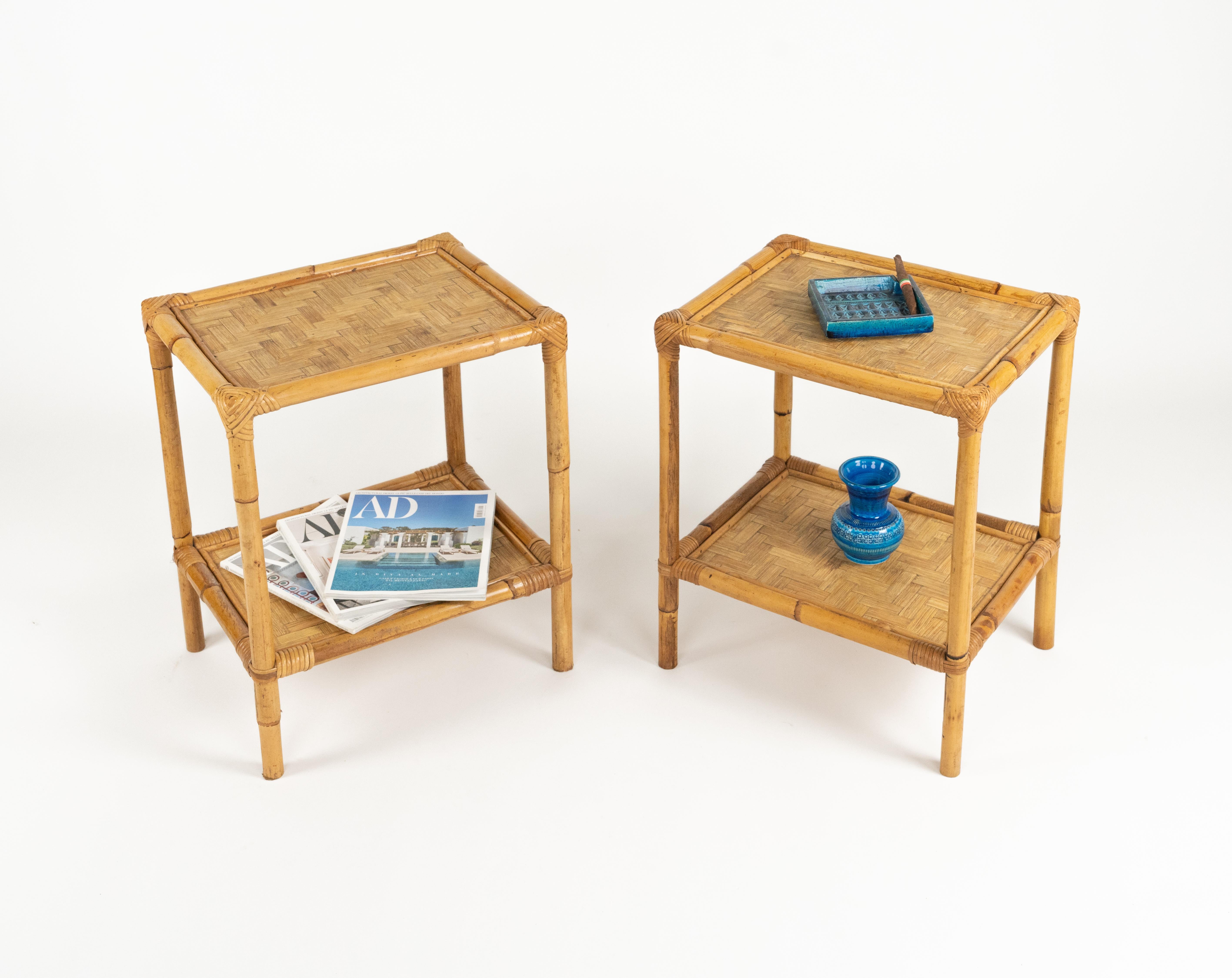 Mid-Century Modern Paire de tables d'appoint à deux plateaux en rotin et bambou, Italie, années 1970 en vente