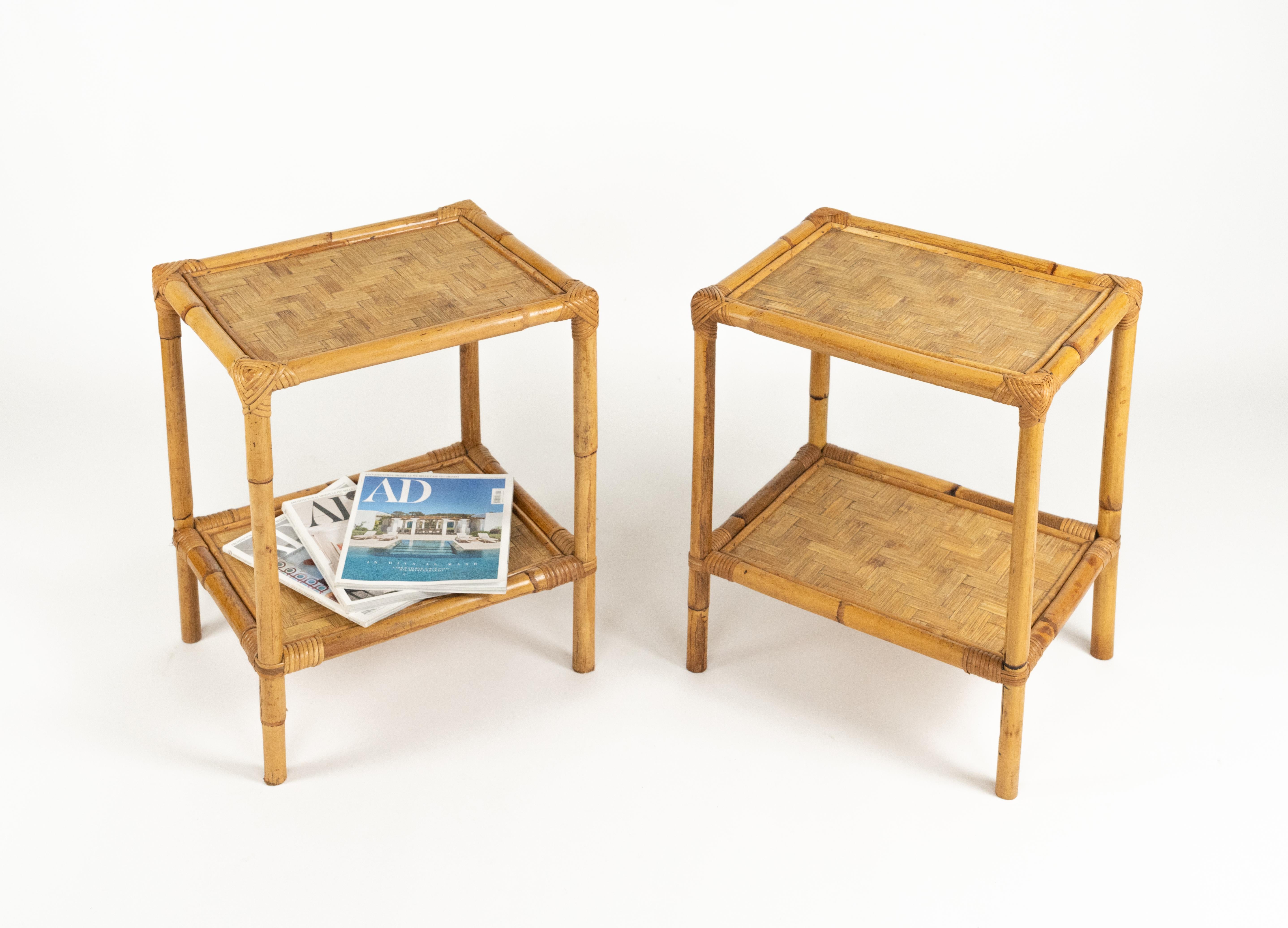 Fait main Paire de tables d'appoint à deux plateaux en rotin et bambou, Italie, années 1970 en vente