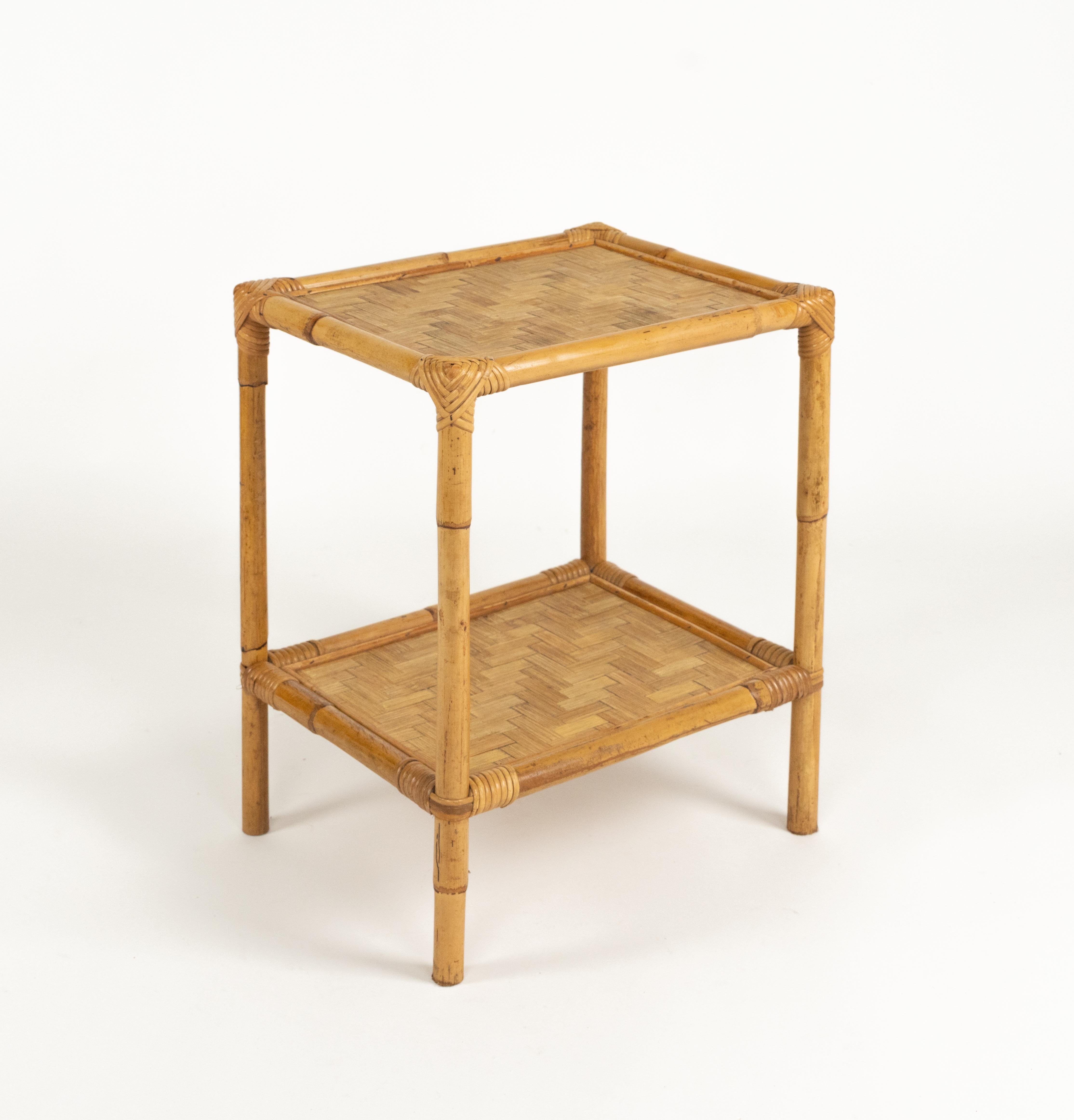 Paire de tables d'appoint à deux plateaux en rotin et bambou, Italie, années 1970 Bon état - En vente à Rome, IT