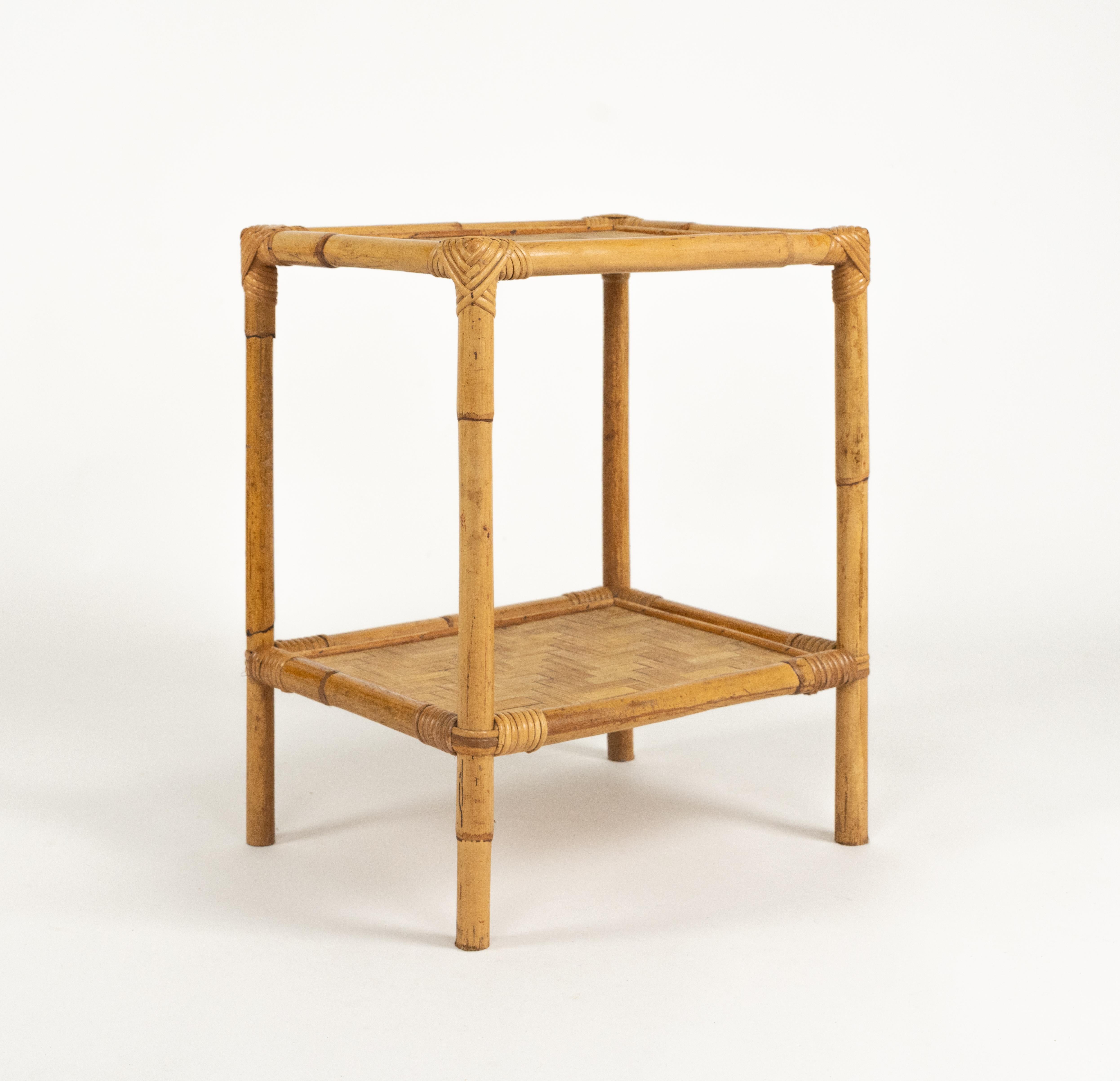 Fin du 20e siècle Paire de tables d'appoint à deux plateaux en rotin et bambou, Italie, années 1970 en vente