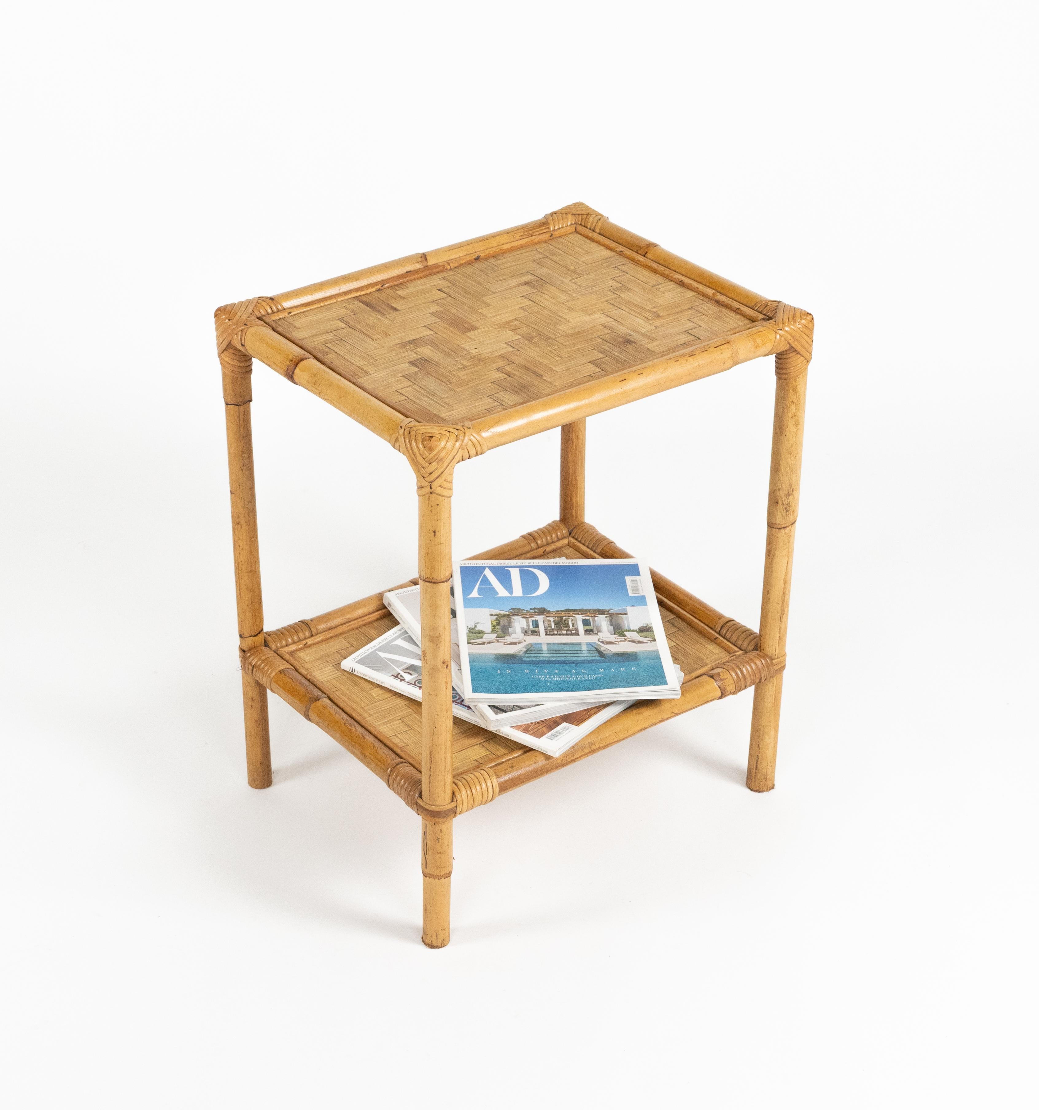 Bambou Paire de tables d'appoint à deux plateaux en rotin et bambou, Italie, années 1970 en vente