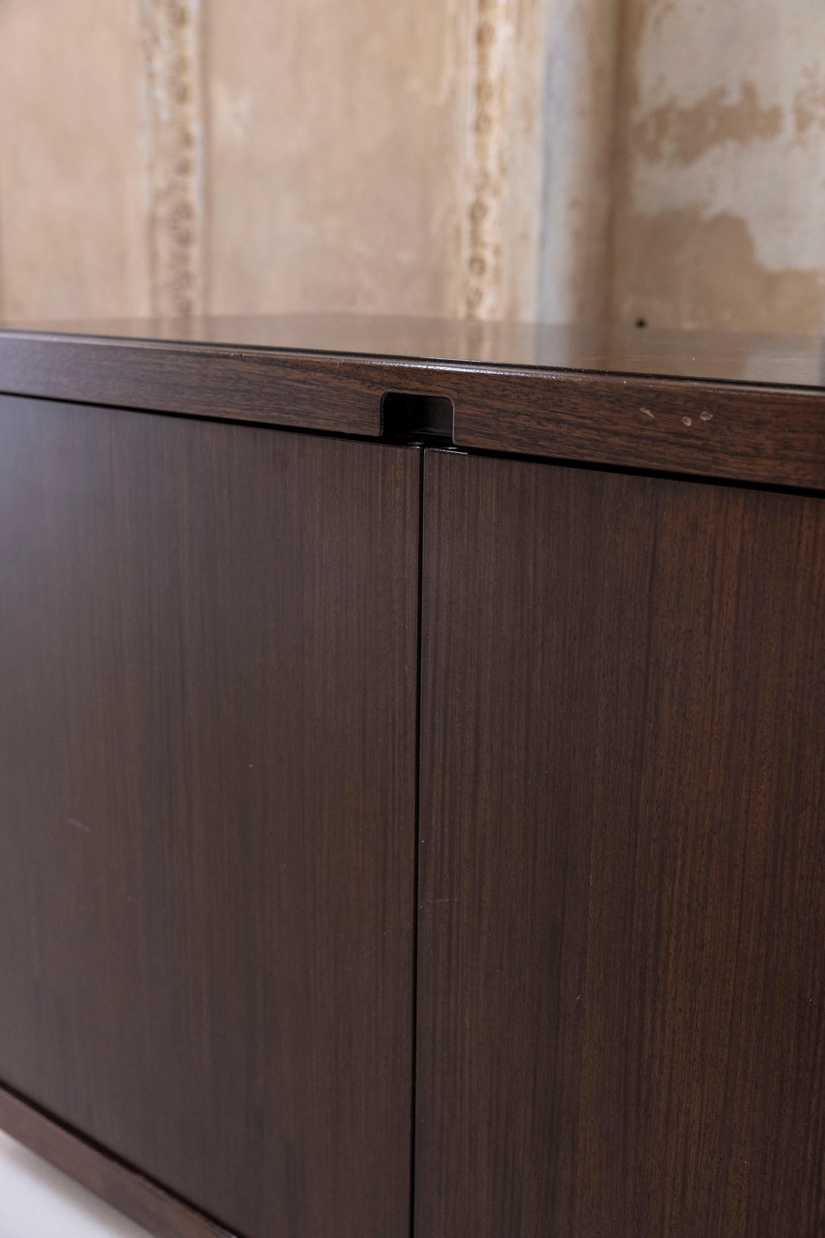 Paar Sideboards MB 55 aus der Mitte des Jahrhunderts, entworfen von Vico Magistretti für Poggi Pavia im Angebot 6