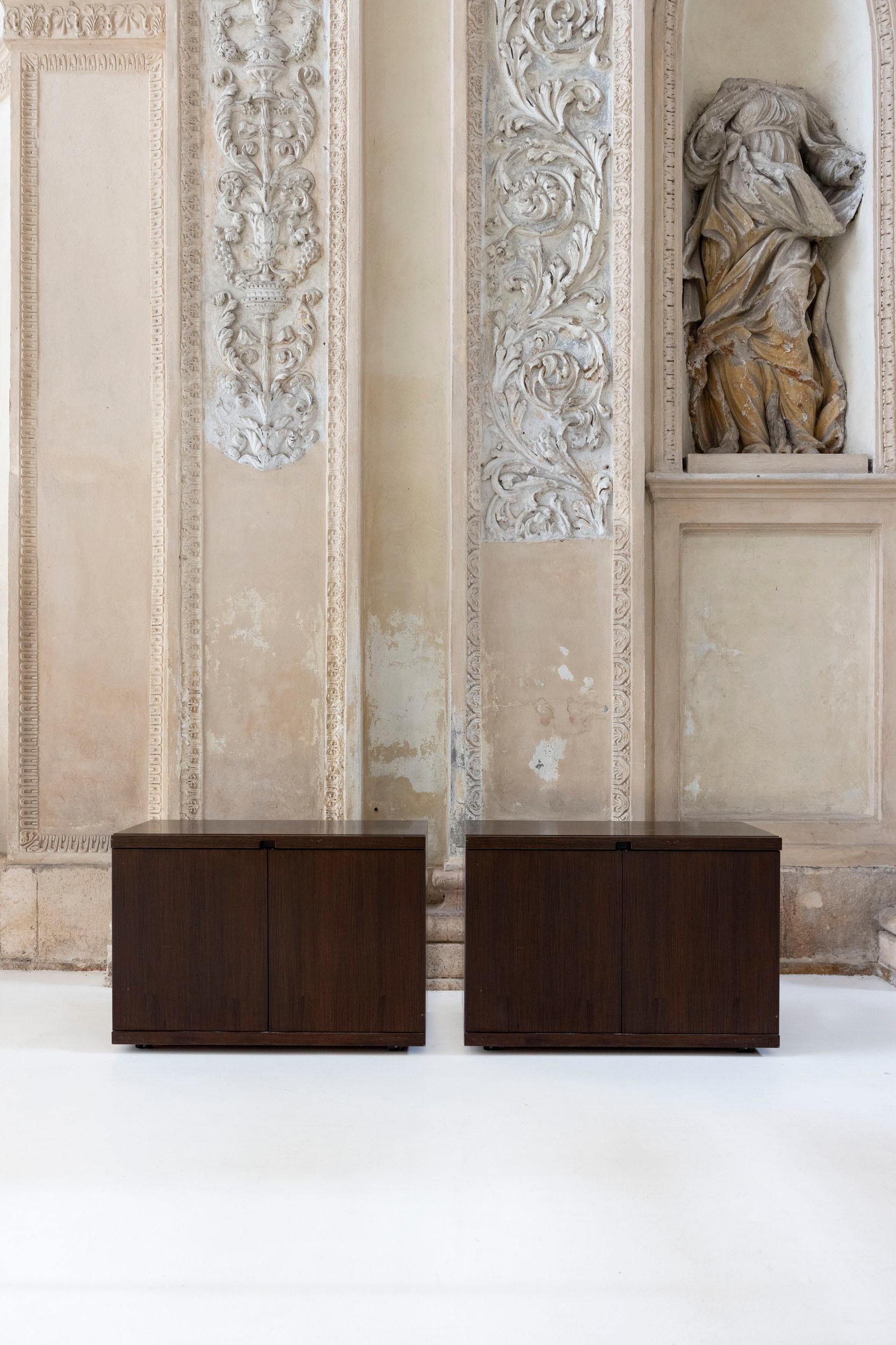 Ein Paar Anrichten aus Holz, entworfen von Vico Magistretti für Poggi Pavia.
Diese von Vico Magistretti für Poggi Pavia entworfenen Sideboards sind ikonische Stücke, die Funktionalität und Ästhetik miteinander verbinden. Er zeichnet sich durch ein