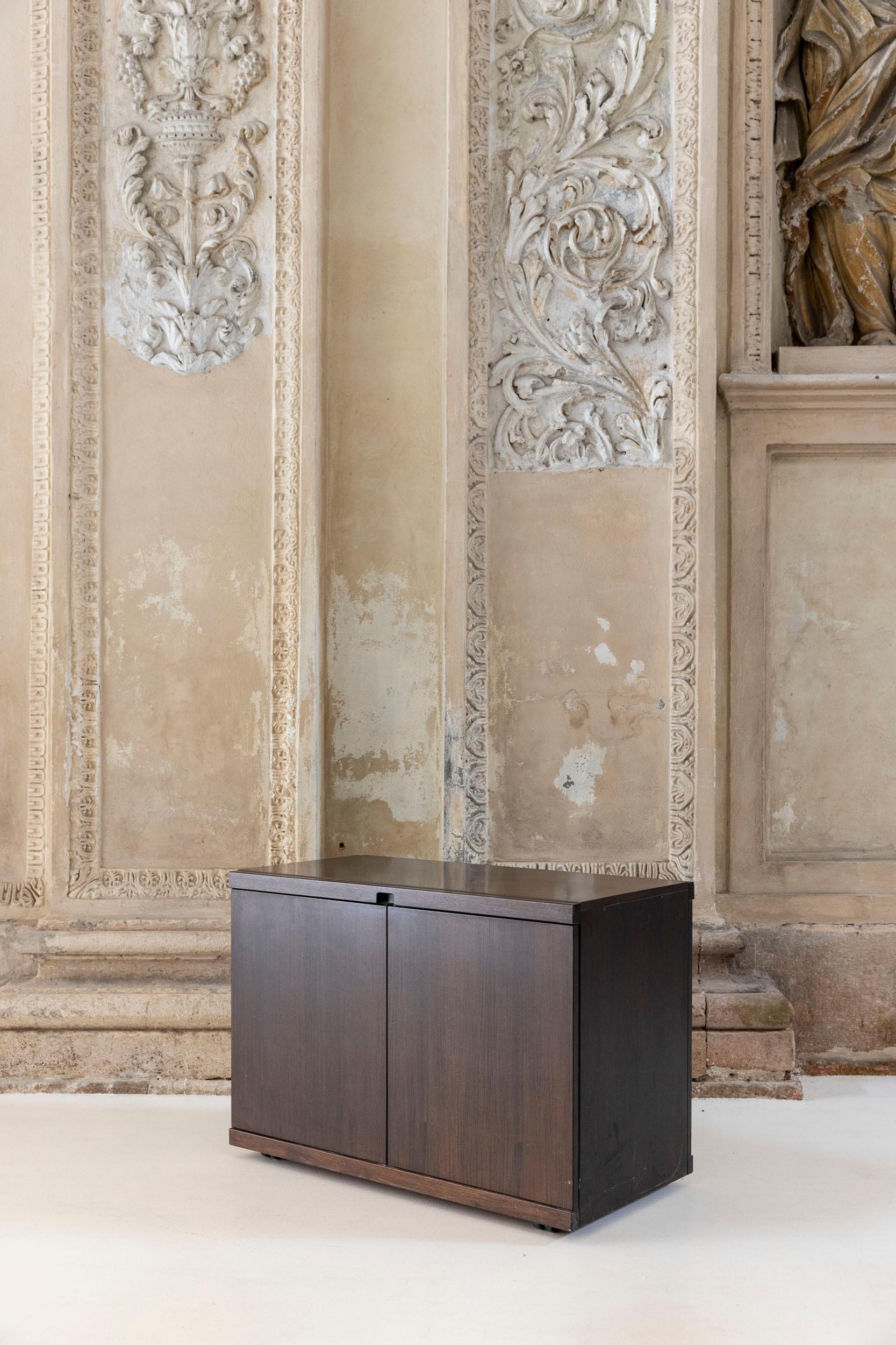 Paar Sideboards MB 55 aus der Mitte des Jahrhunderts, entworfen von Vico Magistretti für Poggi Pavia (Moderne der Mitte des Jahrhunderts) im Angebot