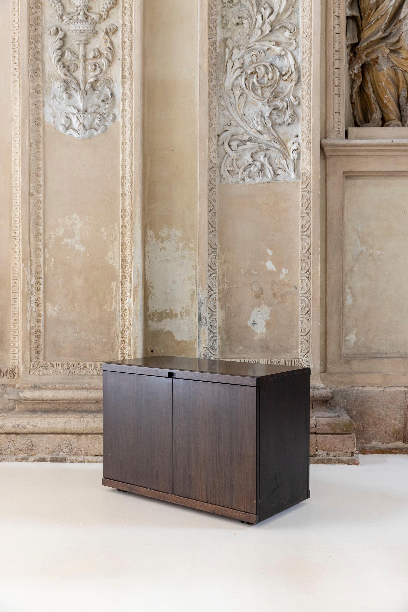 Paar Sideboards MB 55 aus der Mitte des Jahrhunderts, entworfen von Vico Magistretti für Poggi Pavia im Zustand „Hervorragend“ im Angebot in Piacenza, Italy
