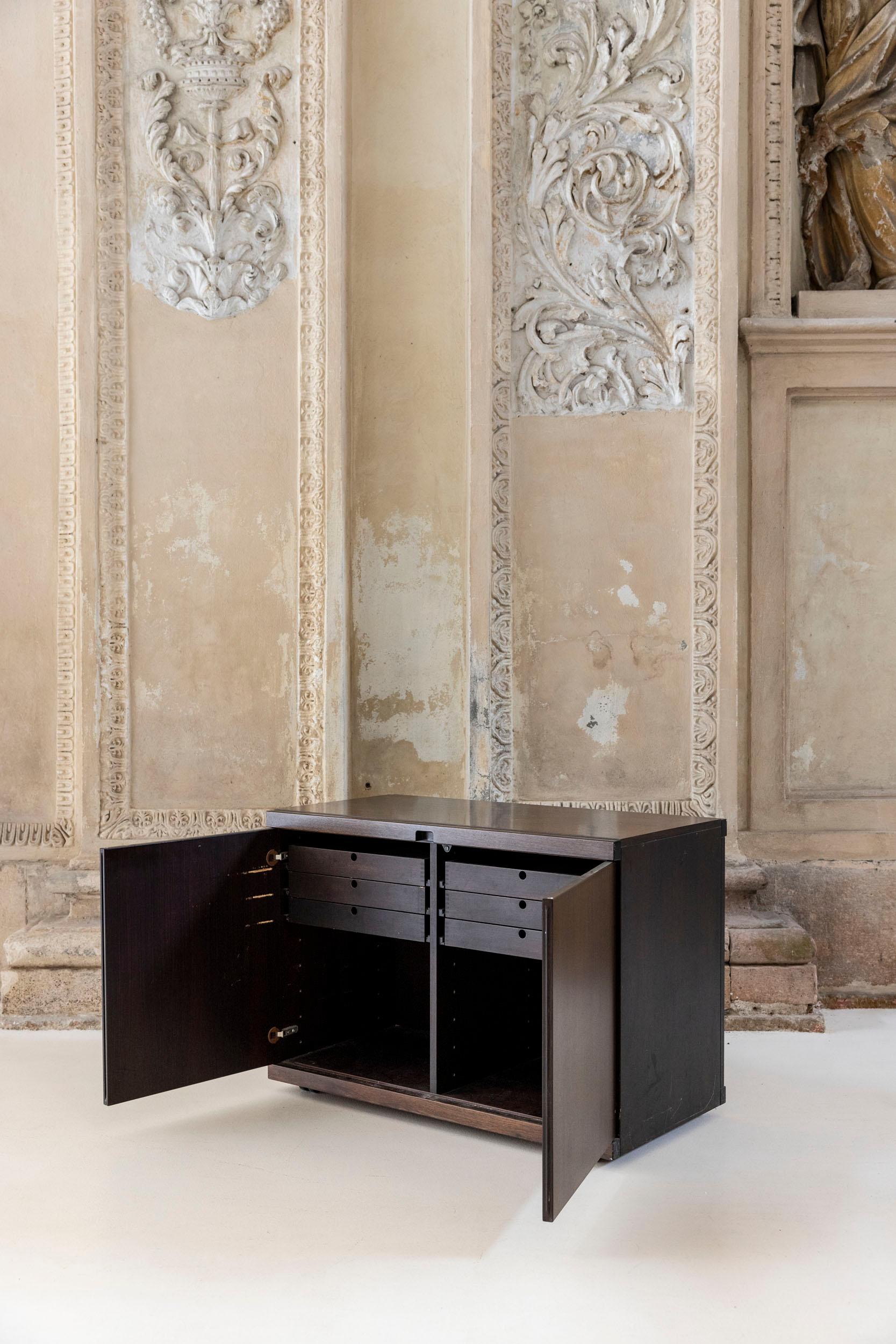 Paar Sideboards MB 55 aus der Mitte des Jahrhunderts, entworfen von Vico Magistretti für Poggi Pavia (Holz) im Angebot