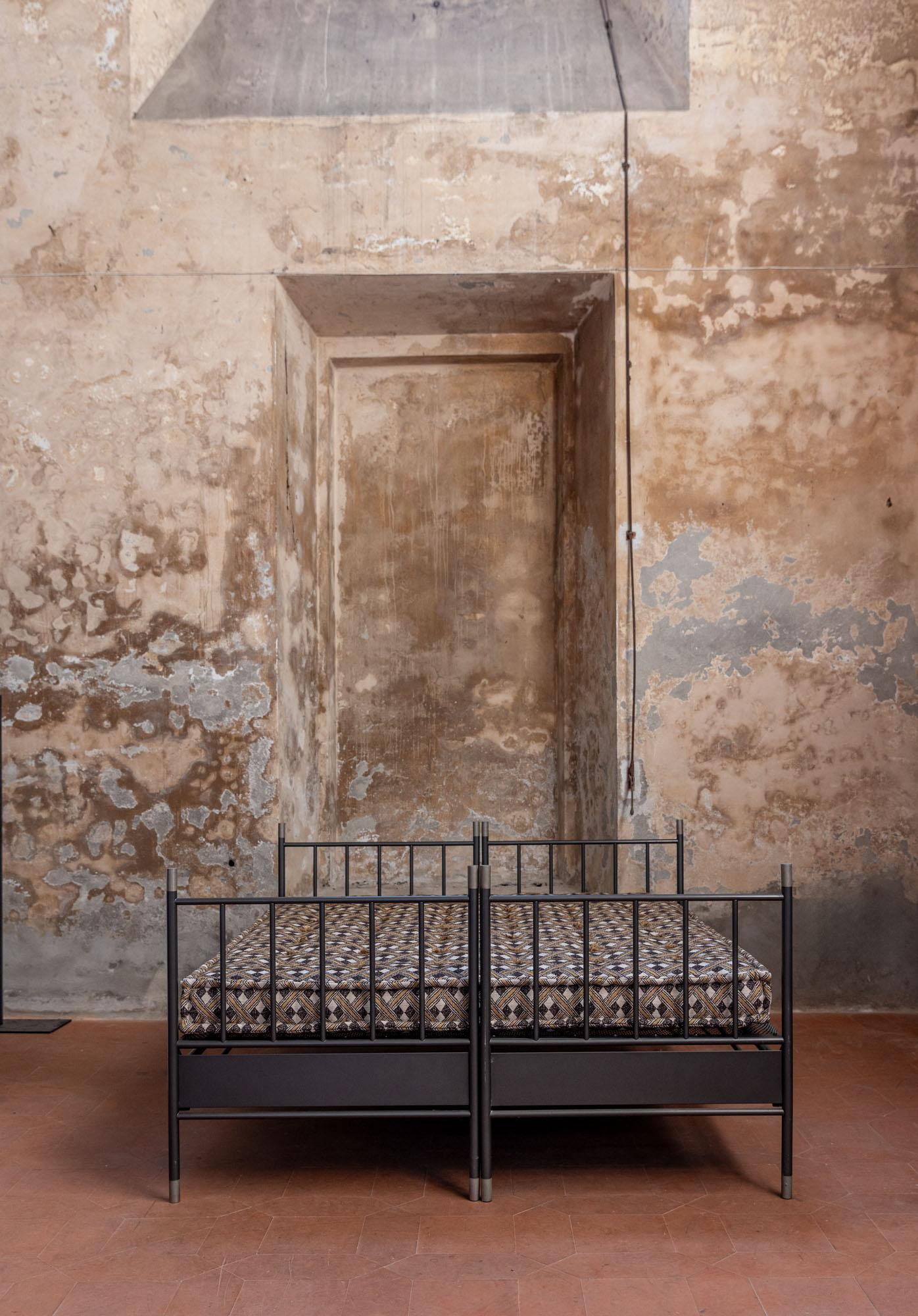 Stunning pair of single beds model Francesco Giuseppe with tinted iron structure designed by Luigi Caccia Dominioni for Azucena, original structure in perfect vintage condition with elegant brass tips details. 
The two beds can be used individually