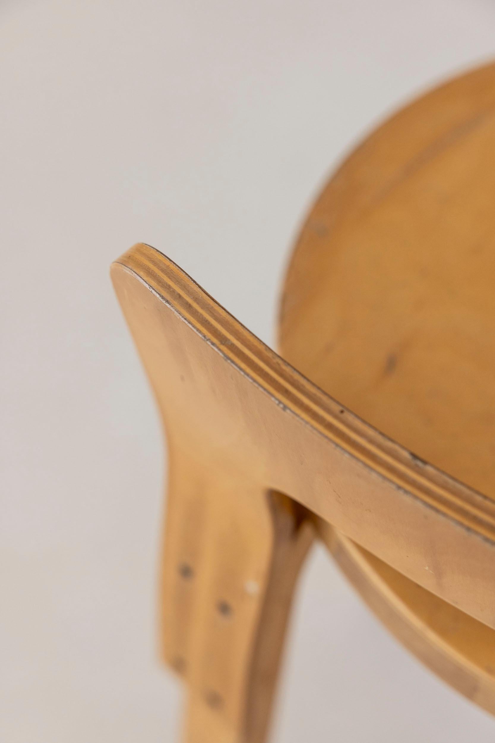Midcentury pair of stools mod. K65 by Alvar Aalto for Artek For Sale 11