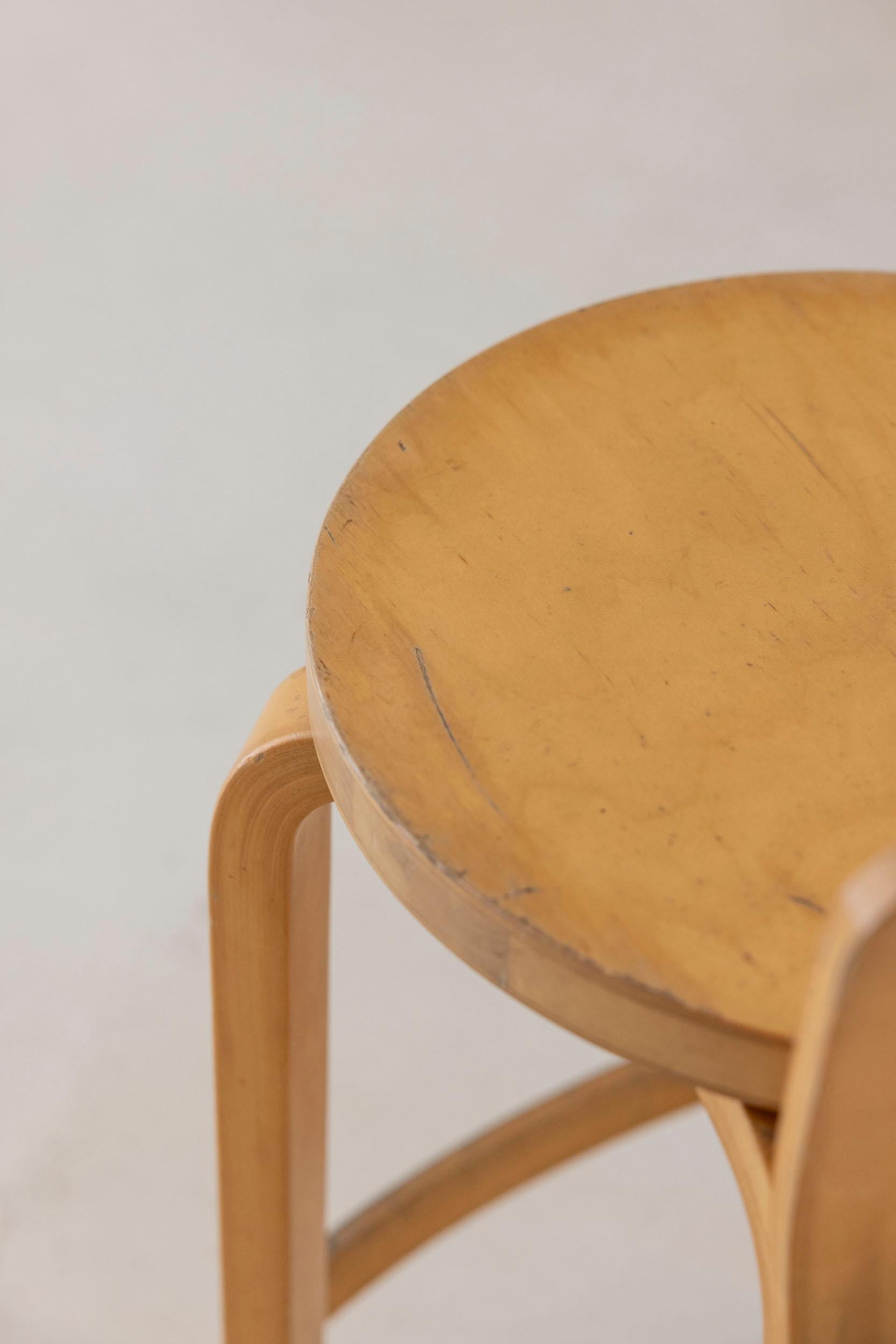 Midcentury pair of stools mod. K65 by Alvar Aalto for Artek In Good Condition For Sale In Piacenza, Italy
