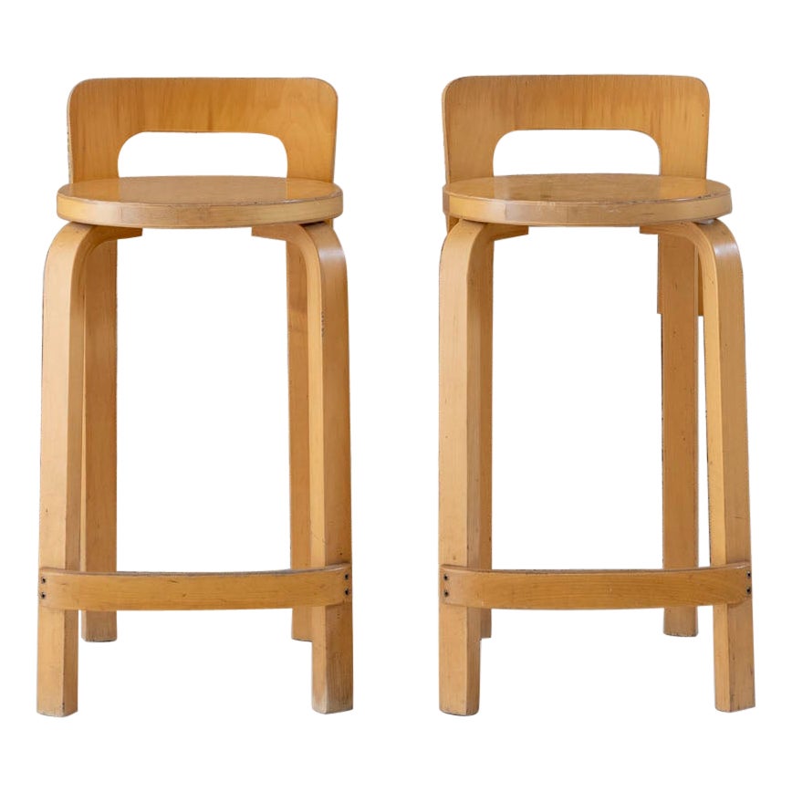 Coppia di sgabelli del Medioevo mod. K65 di Alvar Aalto per Artek