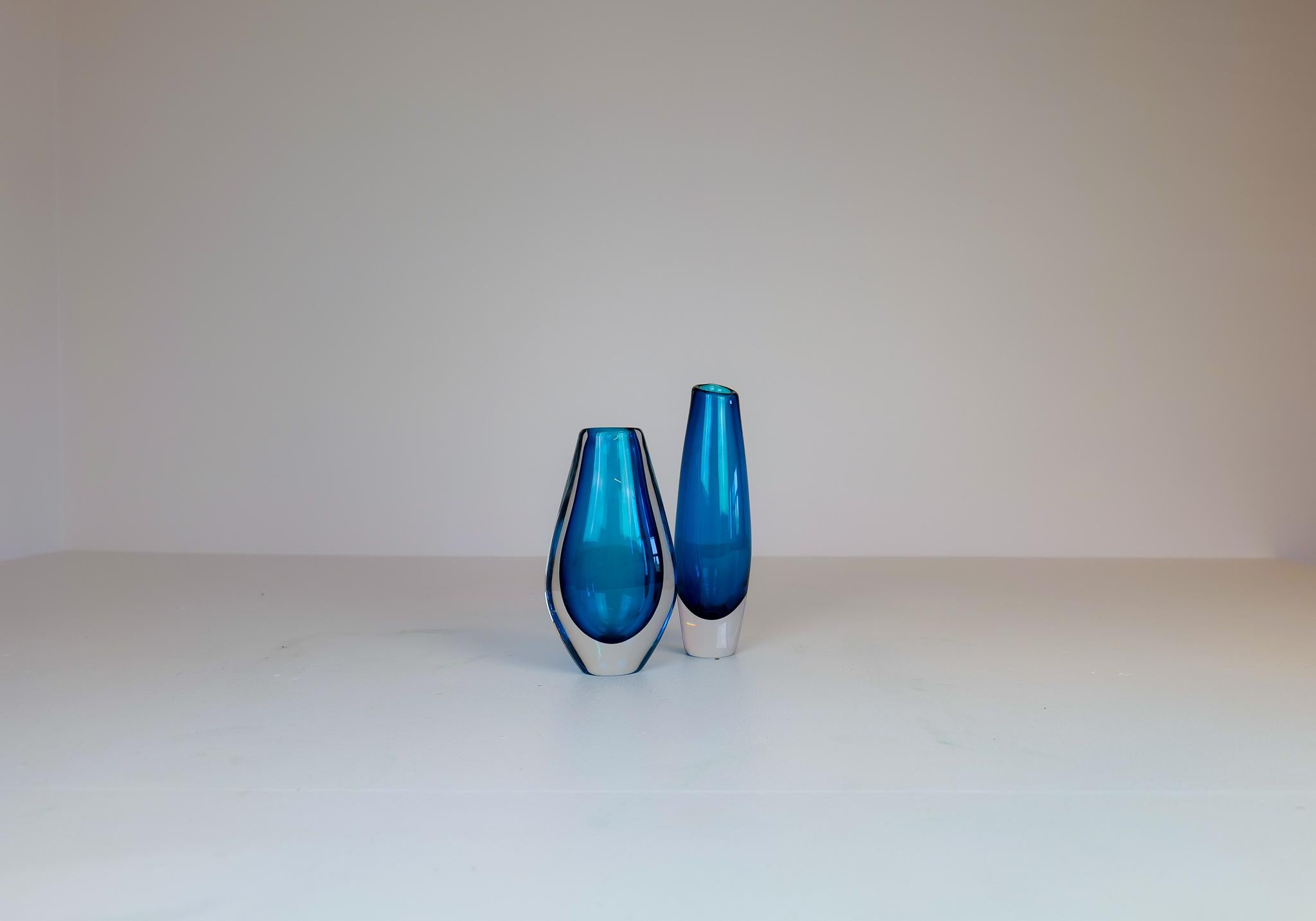 Orrefors schwere blaue Vase in Tropfenform und eine große runde schwere Vase, entworfen von Sven Palmqvist. 
Wunderschönes Glas mit außergewöhnlicher blauer Farbe, die mit dem klaren Glas kollaboriert. 

 Guter Zustand einige kleine
