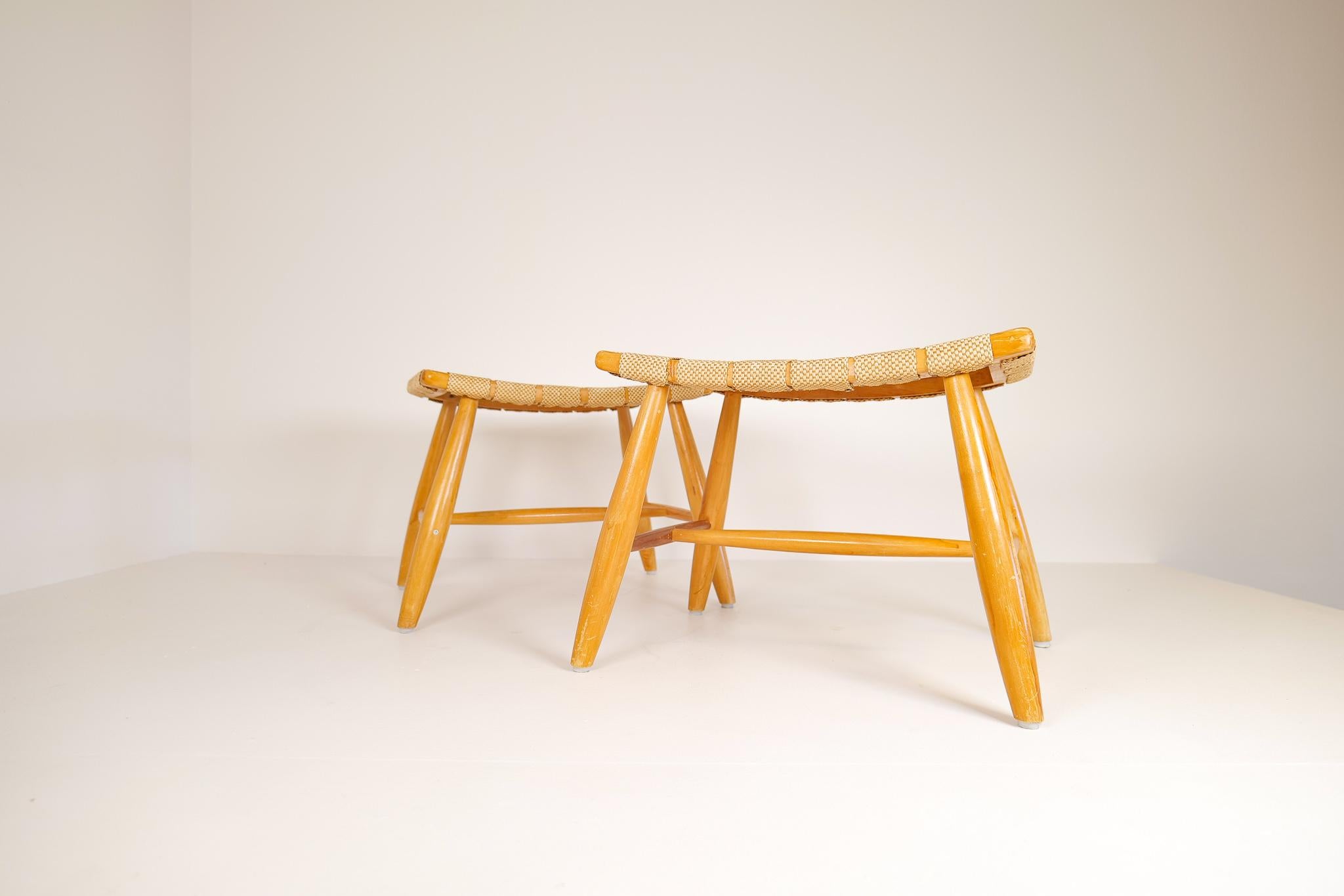 Ein Paar Hocker aus lackierter Birke, hergestellt in, Schweden, 1960er Jahre.
Diese Hocker sind ein gutes Beispiel für gute Handwerkskunst mit minimalistischem Stil, der für skandinavische Möbel bekannt ist. Diese Hocker haben eine Sitzfläche aus