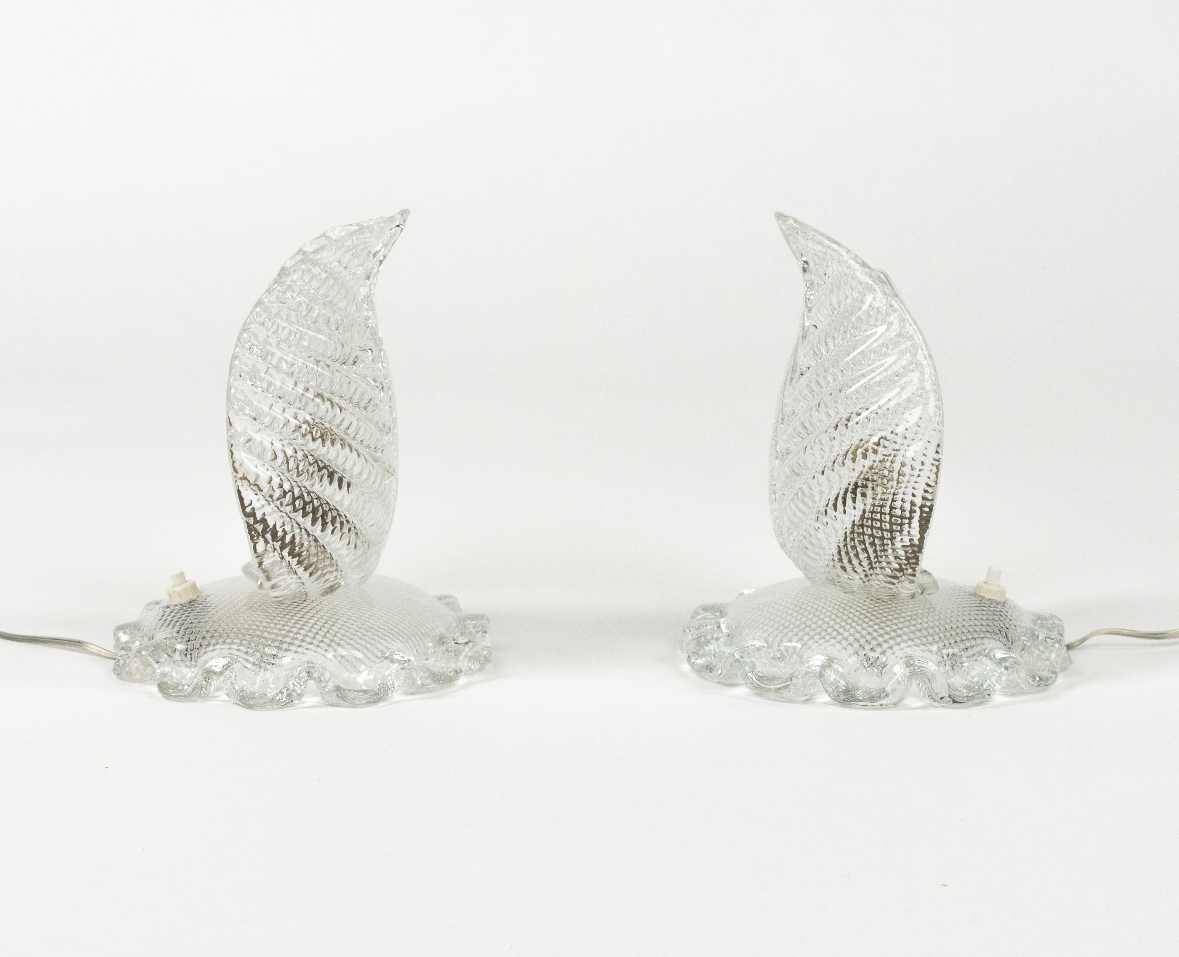 Etonnante paire de lampes de table en verre de Murano en forme de feuille attribuée à Barovier&Toso.

Fabriqué en Italie dans les années 1950.

Nouveau système électrique, prise européenne (fonctionne en dehors de l'UE avec un simple adaptateur de