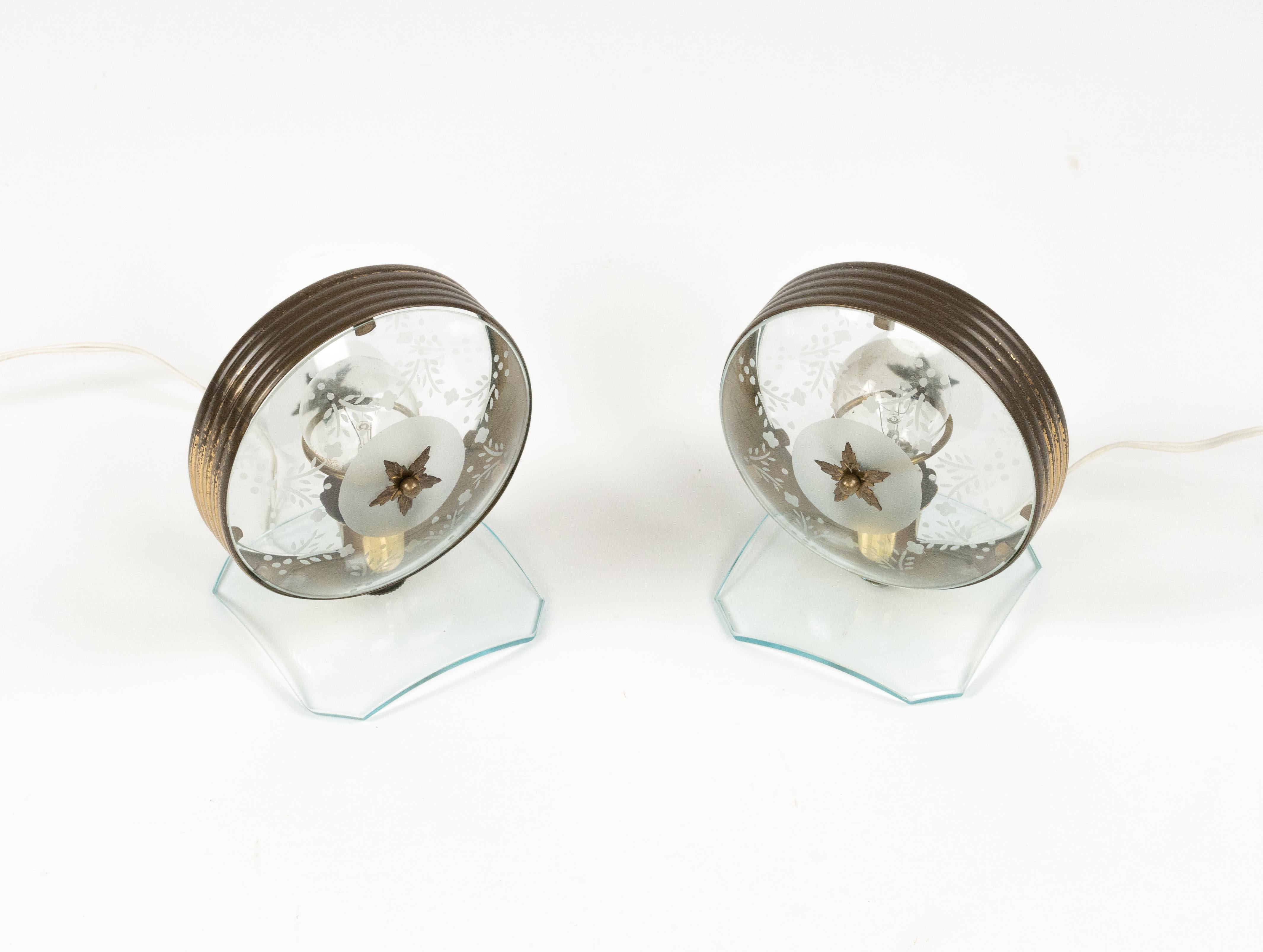 Midcentury amazing small pair of table lamps in brass and engraved glass in the style of Fontana Arte.

Made in Italy in the 1950s.