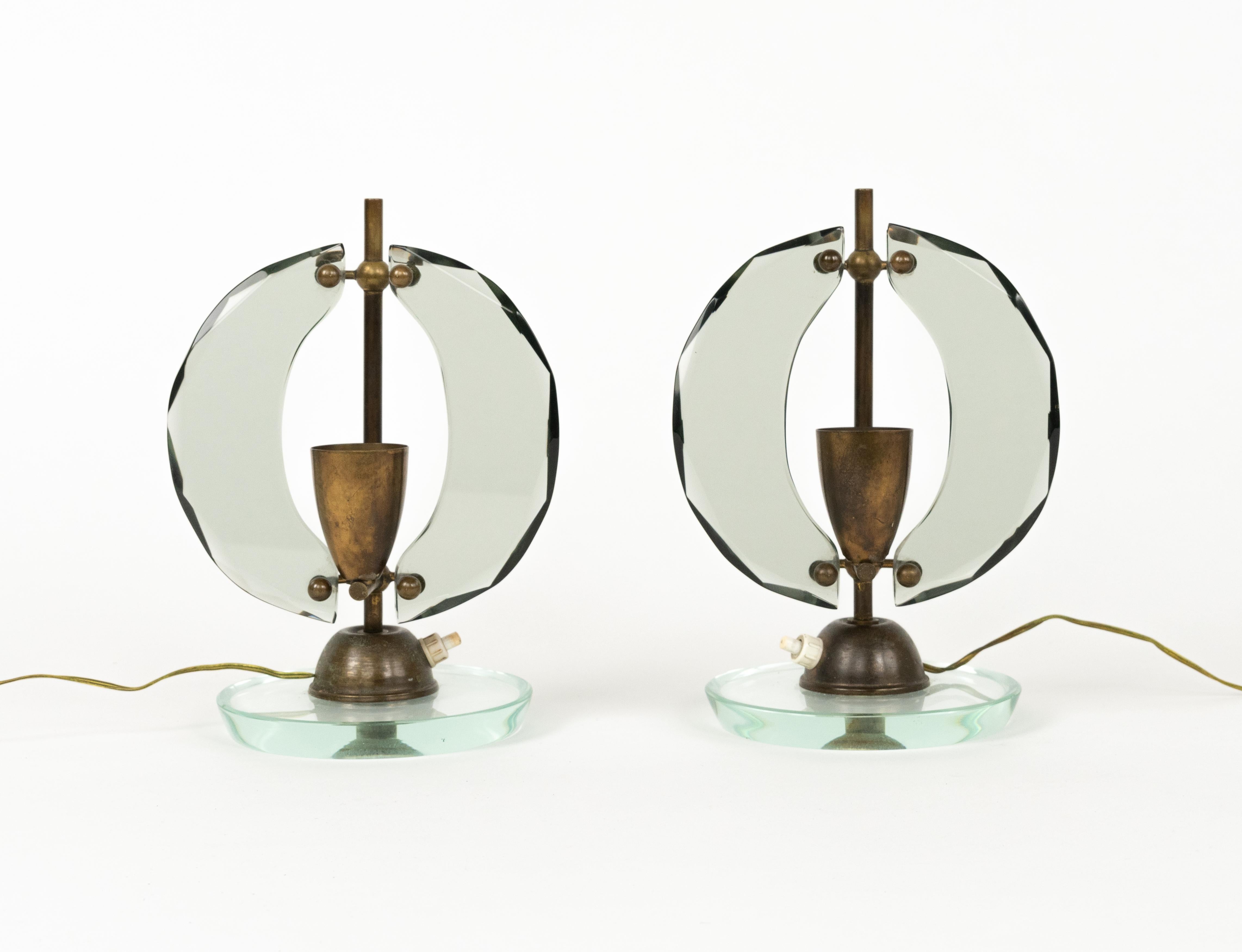 Coppia di lampade da tavolo in vetro verde nilo, vetro fumé e ottone di Gino Paroldo.

Prodotto in Italia negli anni '1960.

