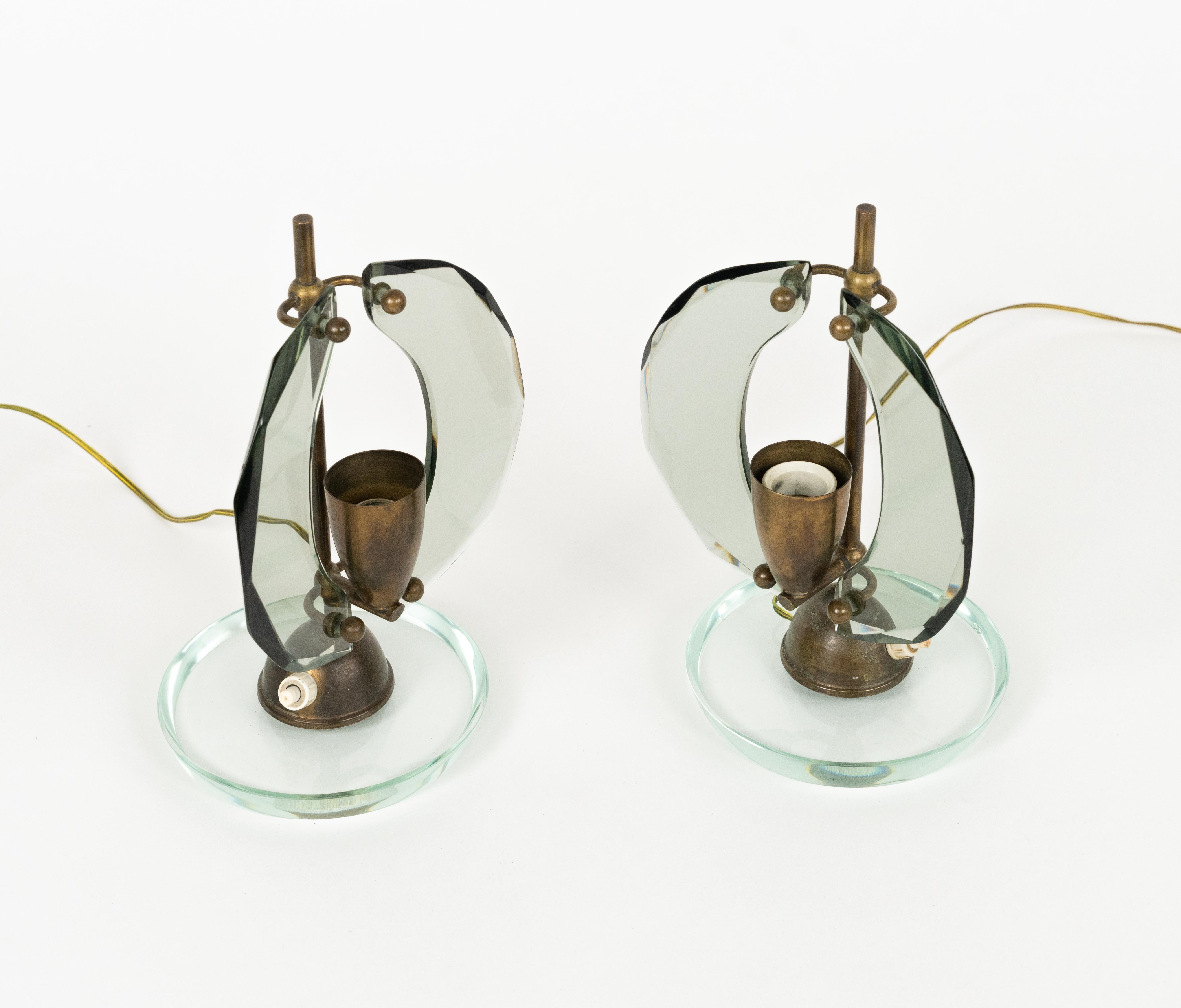 Mid-Century moderno Coppia di lampade da tavolo del Medioevo in vetro e ottone di Gino Paroldo, Italia, anni '60 in vendita