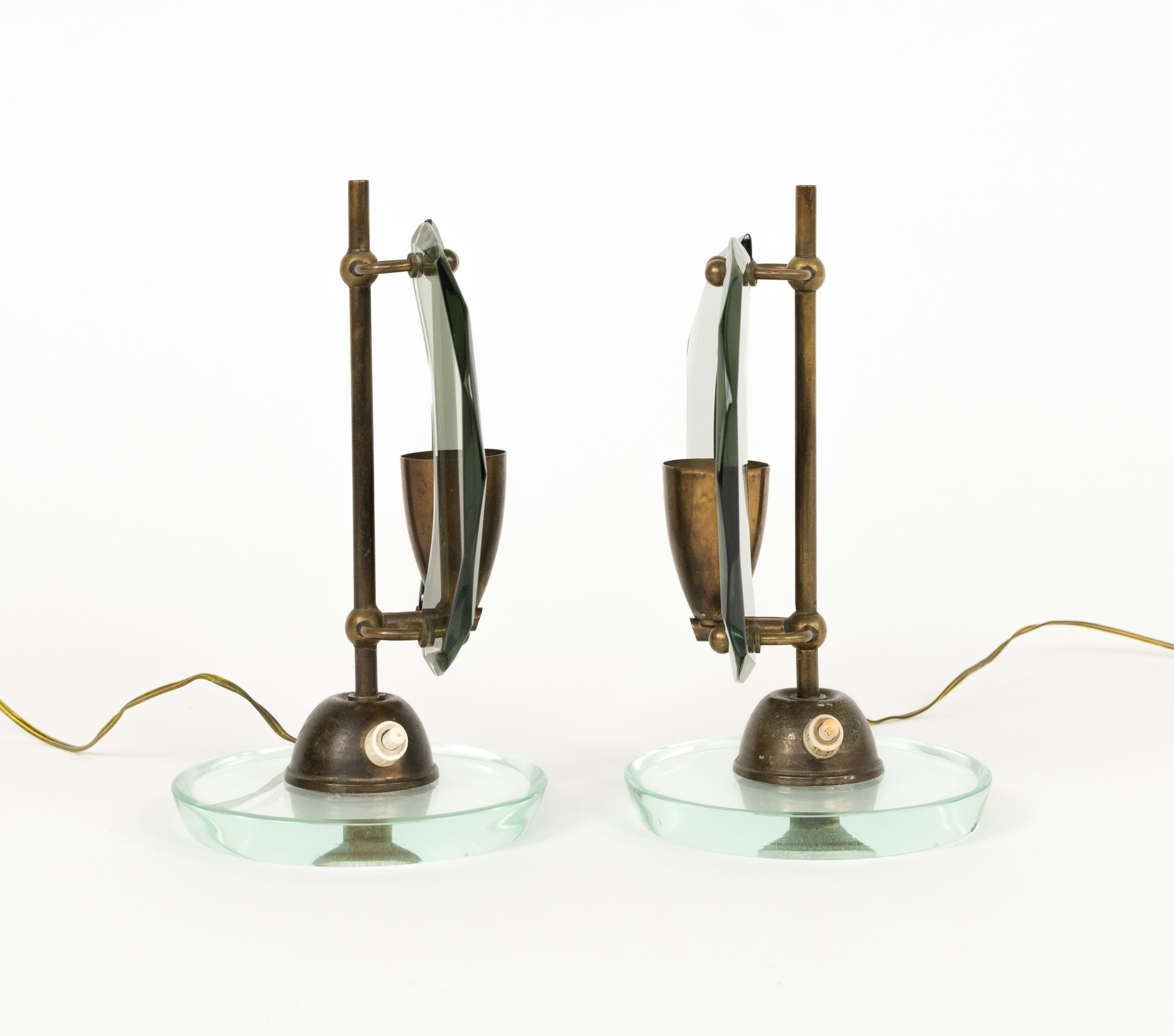 Italiano Coppia di lampade da tavolo del Medioevo in vetro e ottone di Gino Paroldo, Italia, anni '60 in vendita