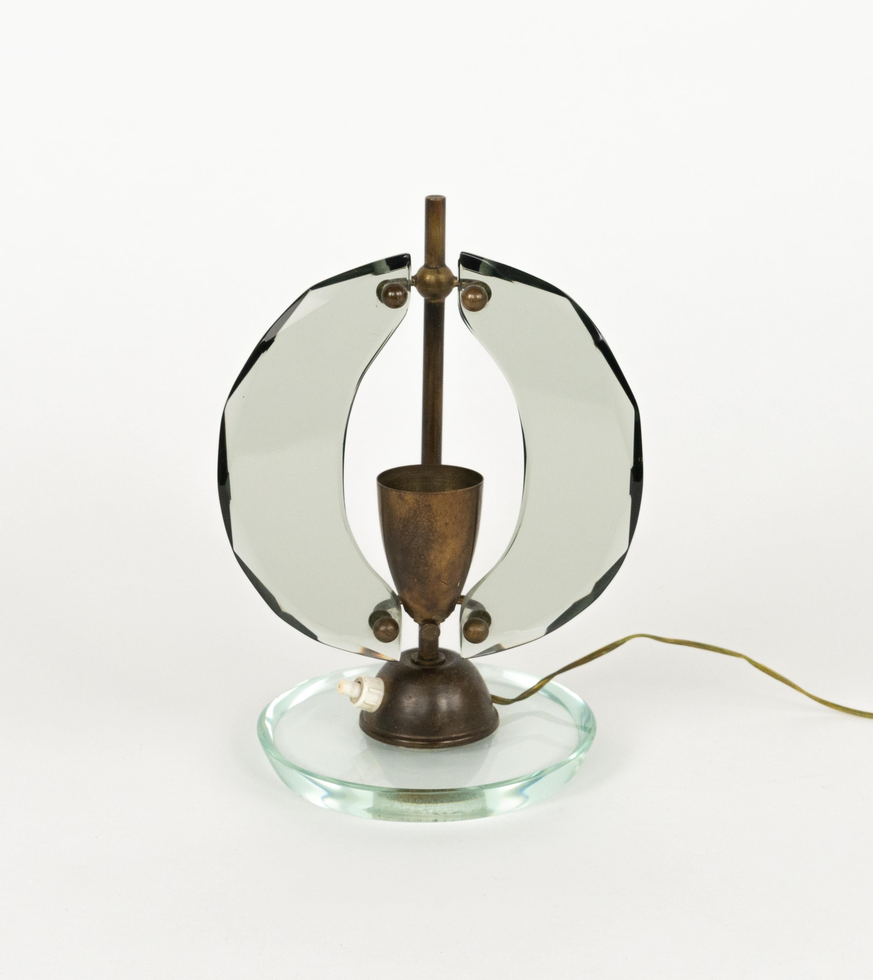 Metà XX secolo Coppia di lampade da tavolo del Medioevo in vetro e ottone di Gino Paroldo, Italia, anni '60 in vendita