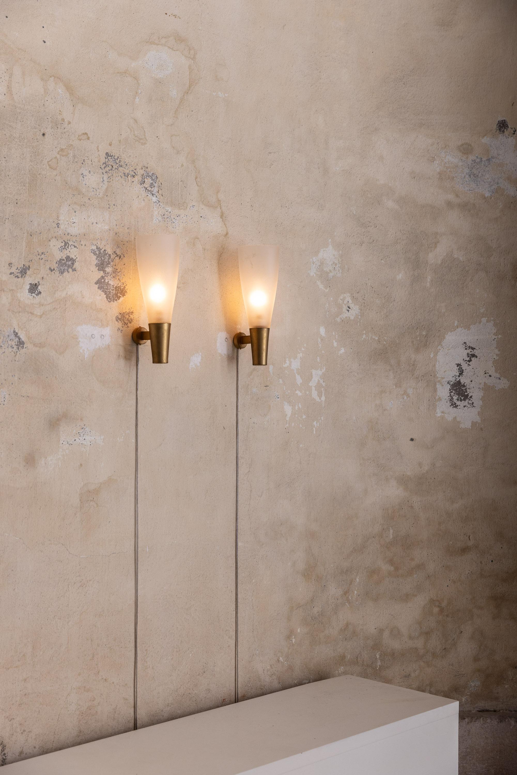 Midcentury pair of wall lights mod. 1537 by Pietro Chiesa for Fontana Arte  In Excellent Condition In Piacenza, Italy