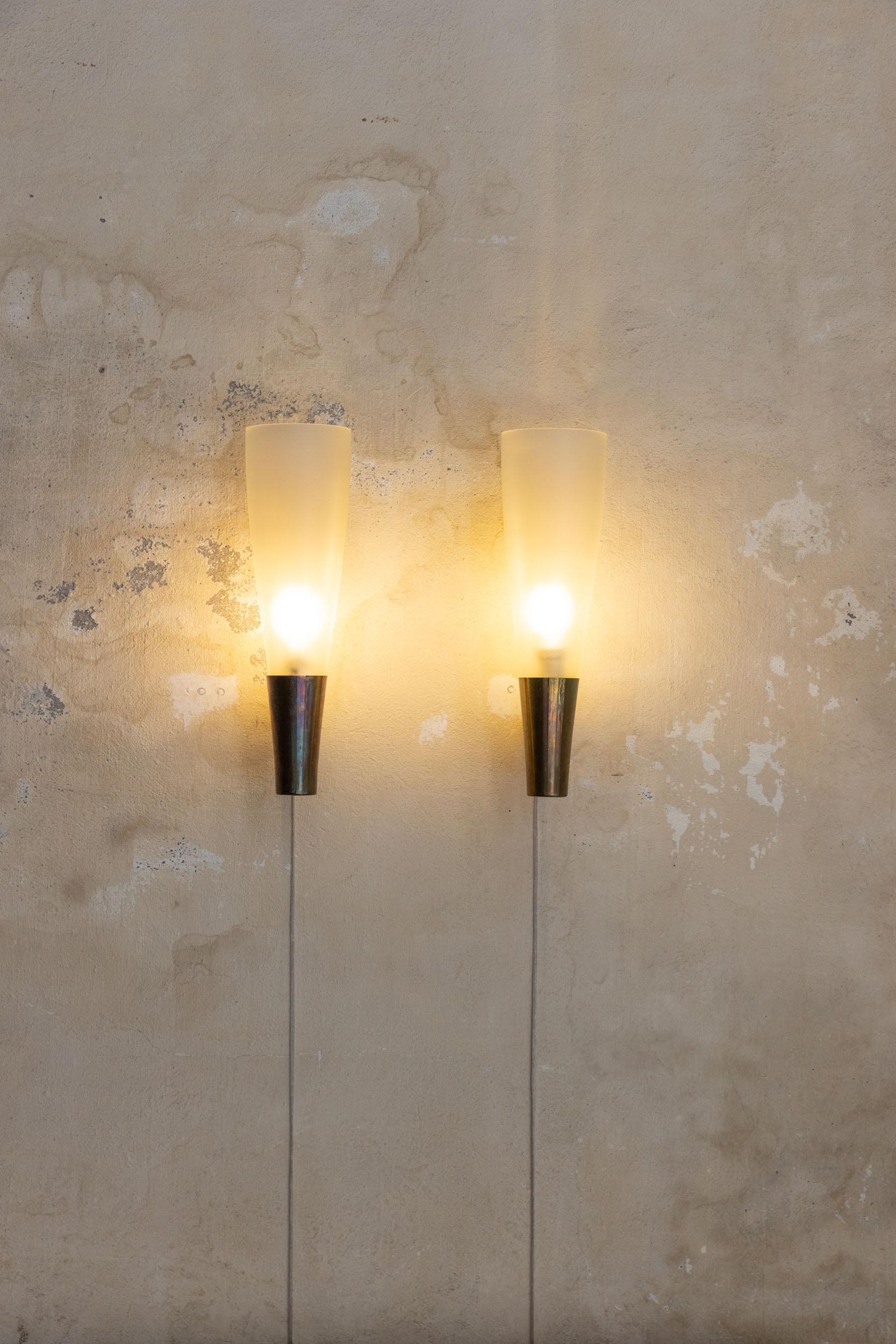 Midcentury pair of wall lights mod. 1537 by Pietro Chiesa for Fontana Arte For Sale 3