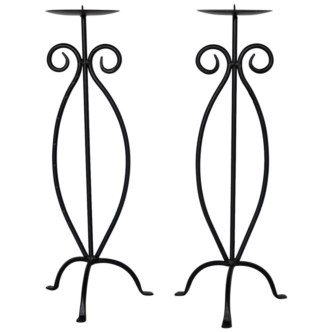 Pareja de candelabros trípodes de hierro forjado de mediados de siglo en venta