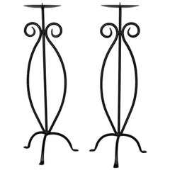 Pareja de candelabros trípodes de hierro forjado de mediados de siglo