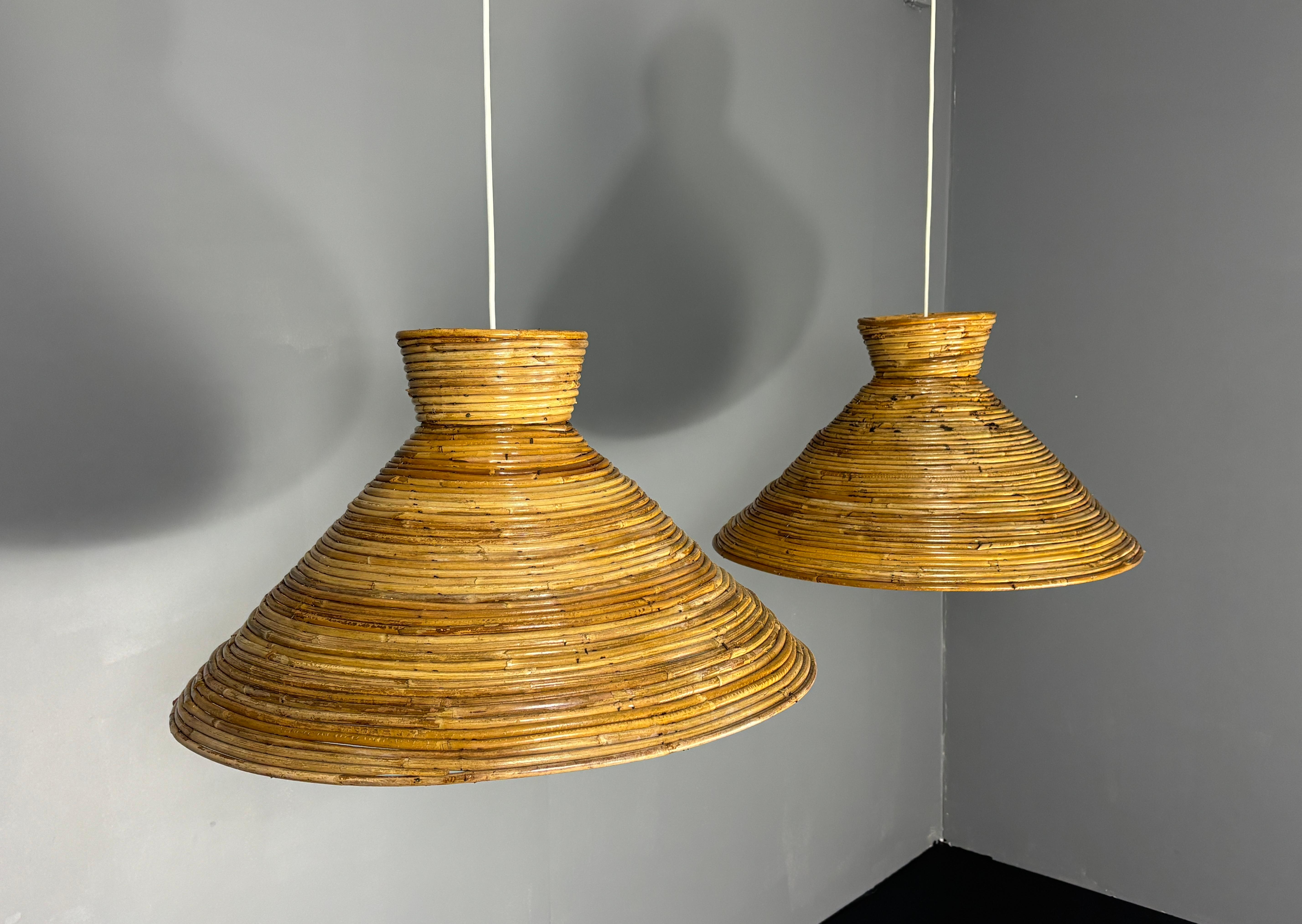 Par de colgantes grandes ( 62 cm ) de ratán lápiz de mediados de siglo, Italia Años 70 finales del siglo XX en venta