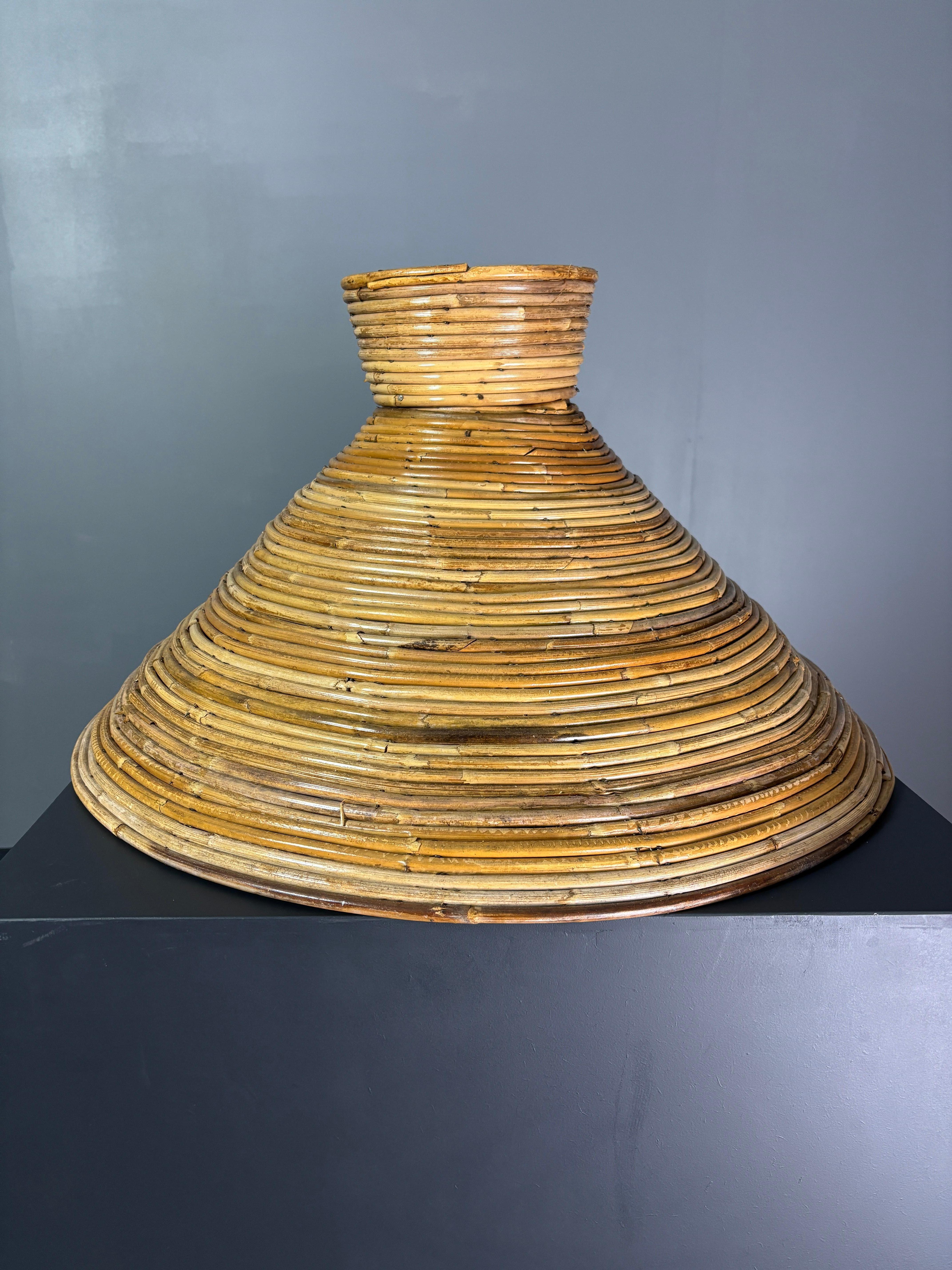 Par de colgantes grandes ( 62 cm ) de ratán lápiz de mediados de siglo, Italia Años 70 Ratán en venta