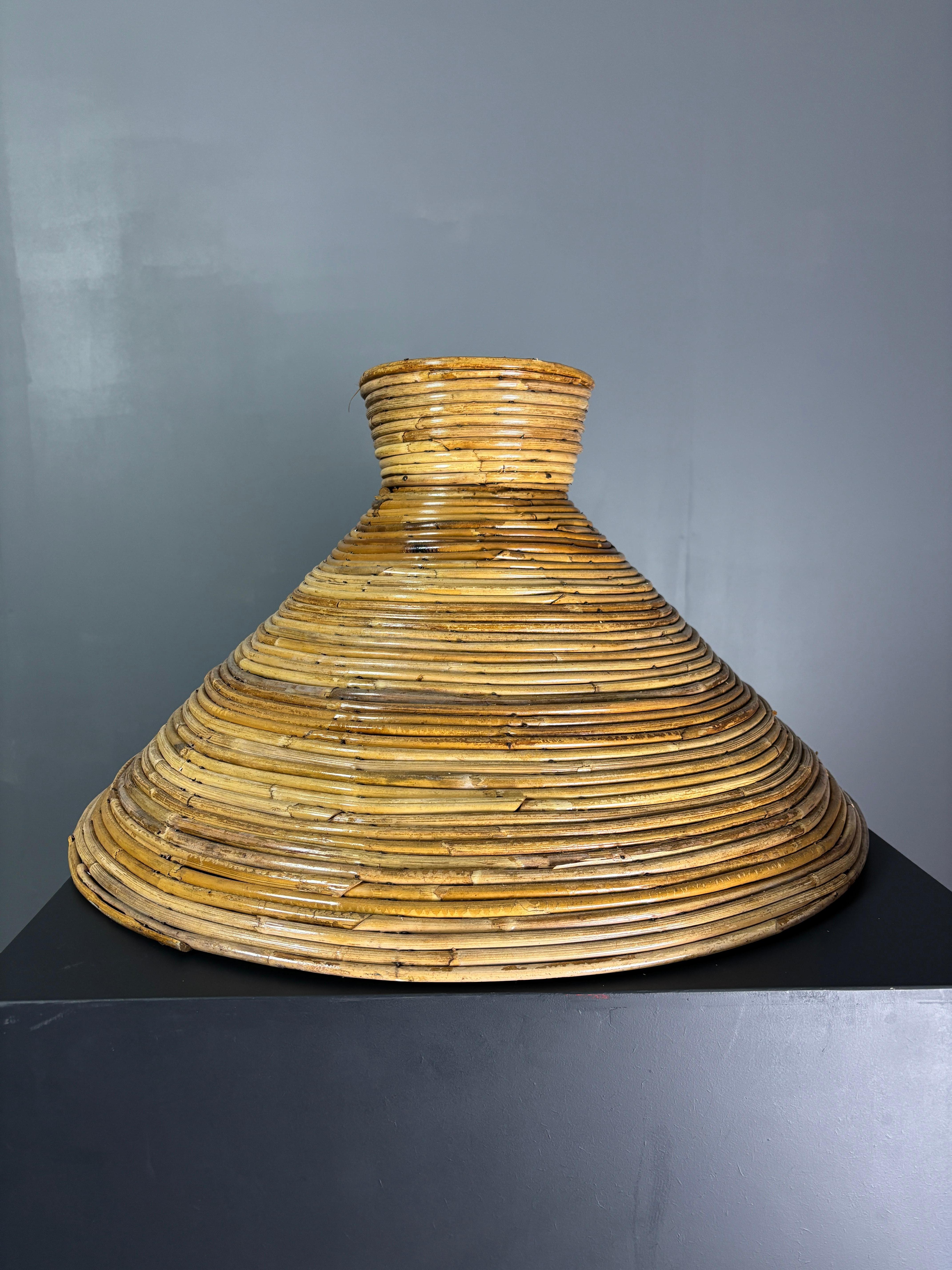 Par de colgantes grandes ( 62 cm ) de ratán lápiz de mediados de siglo, Italia Años 70 en venta 1