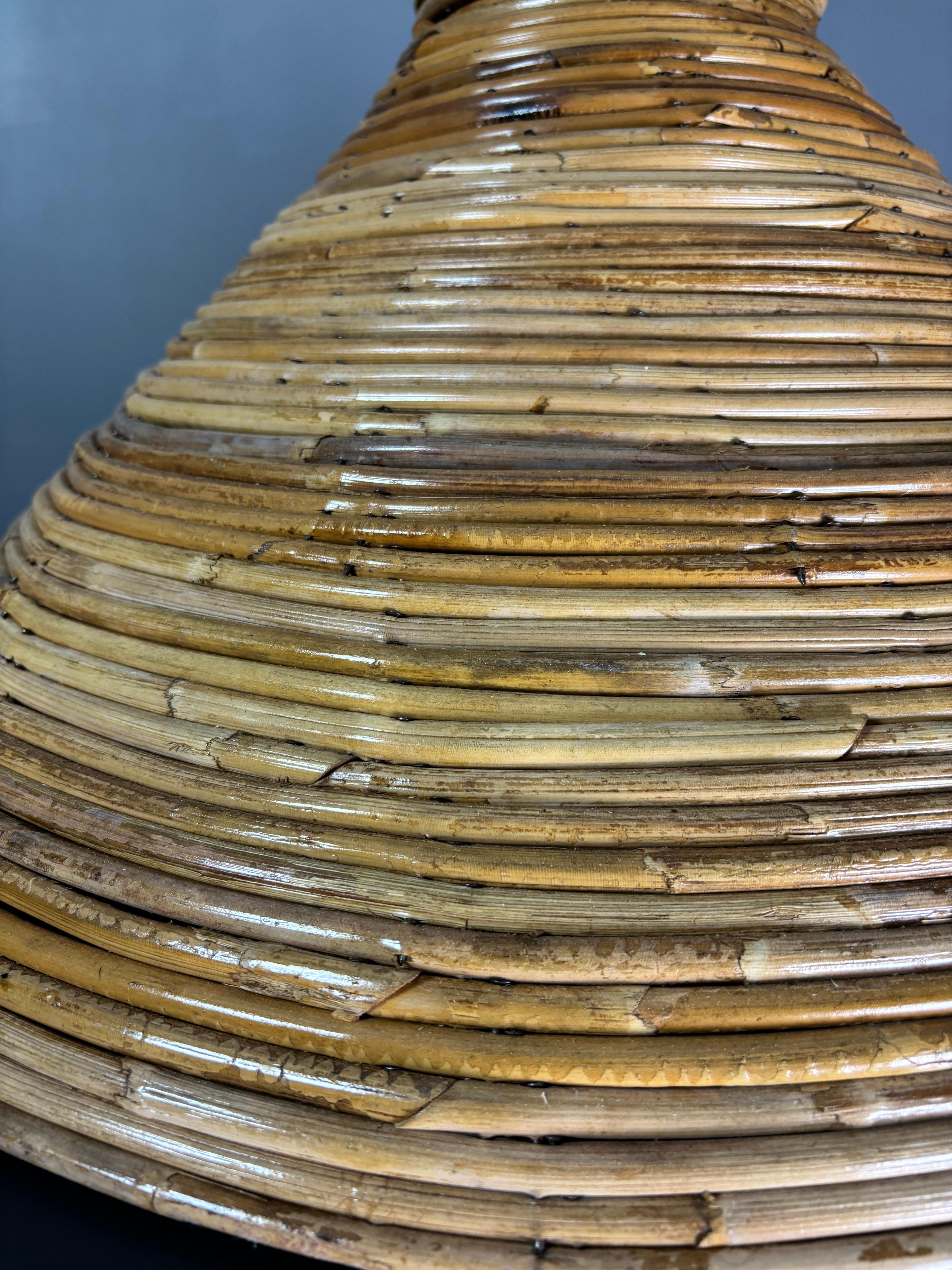 Par de colgantes grandes ( 62 cm ) de ratán lápiz de mediados de siglo, Italia Años 70 en venta 2