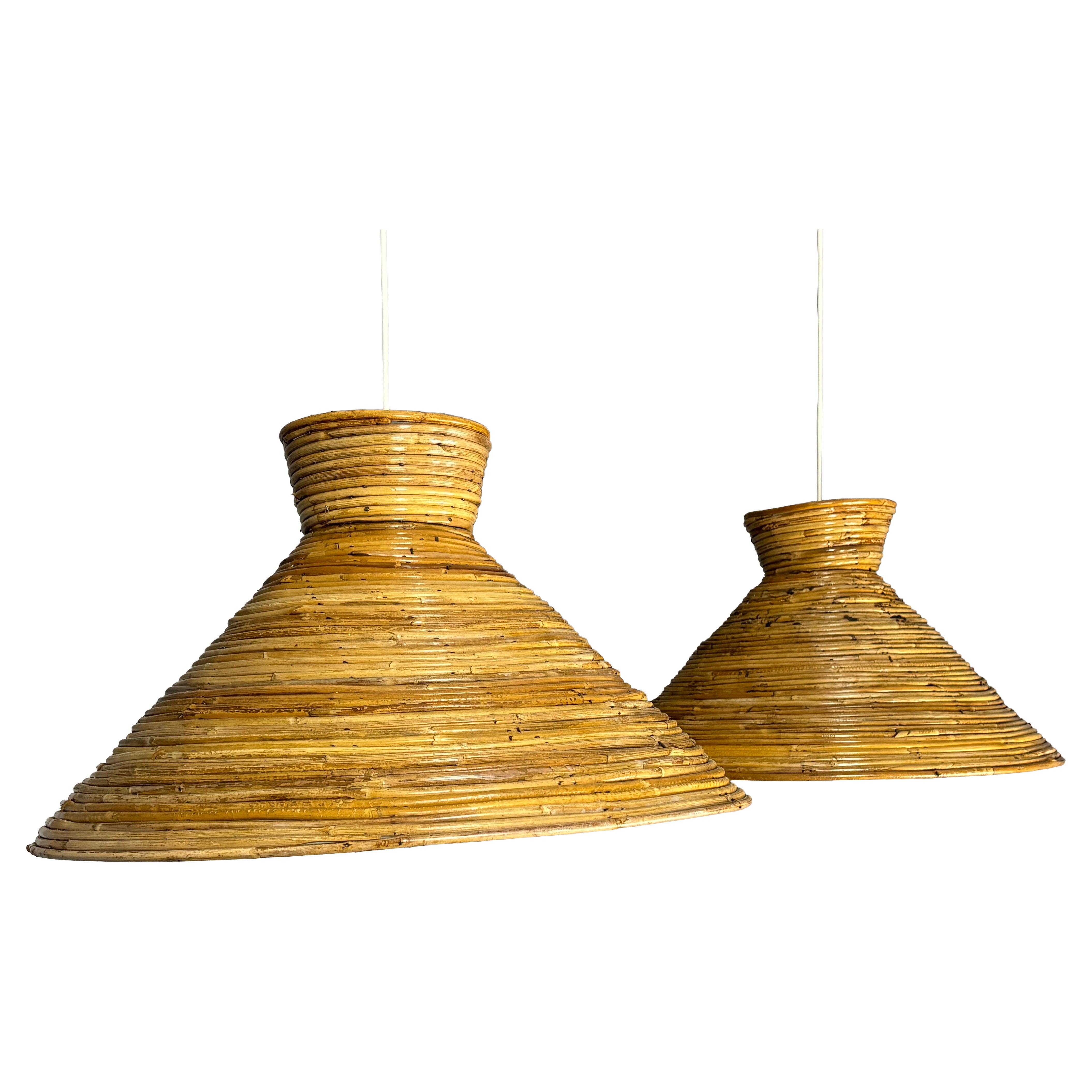 Par de colgantes grandes ( 62 cm ) de ratán lápiz de mediados de siglo, Italia Años 70