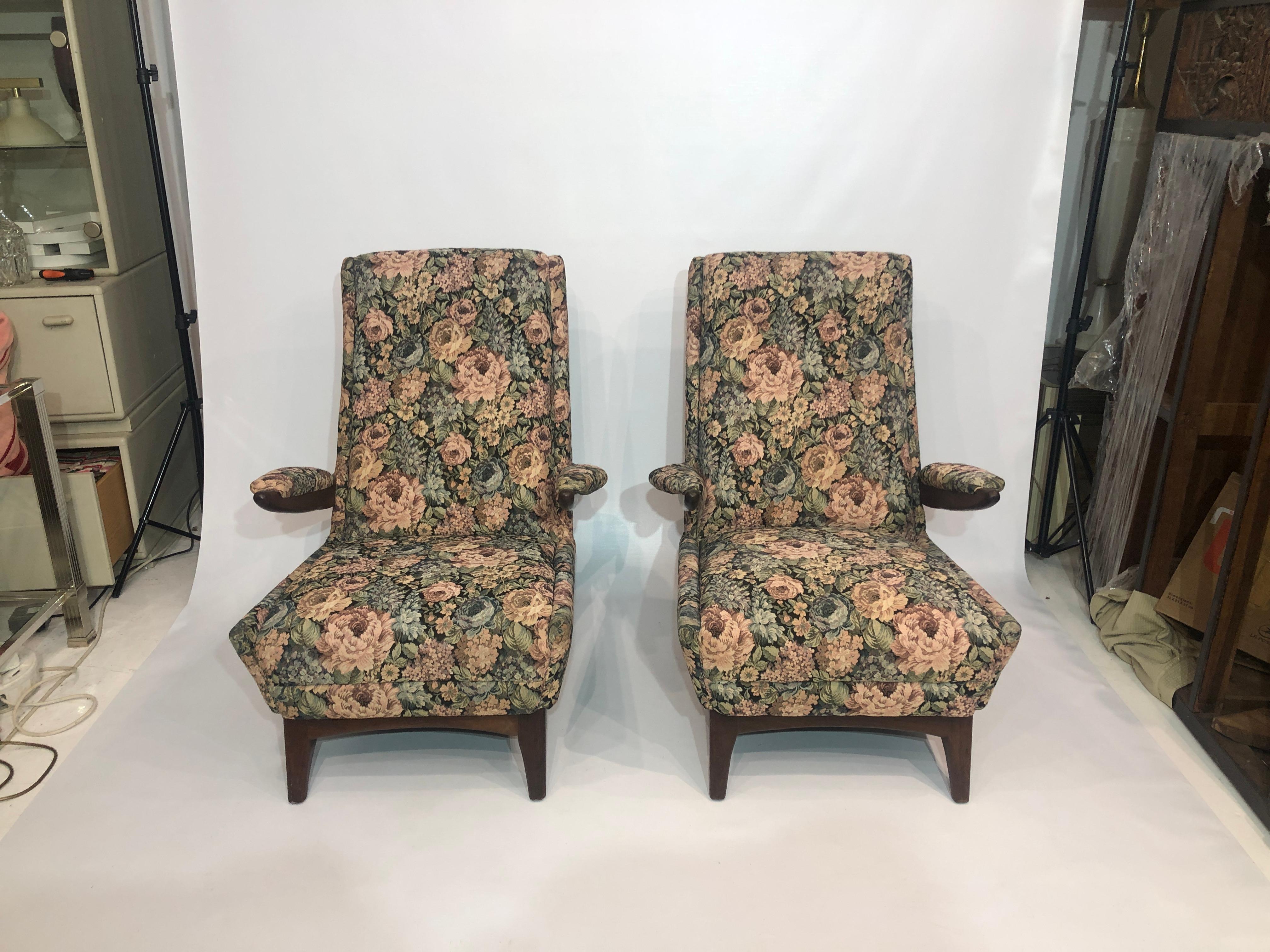 Paire de jolis fauteuils en bois fabriqués dans les années 1960. Le cadre en teck, poli à l'huile danoise, est magnifiquement sculpté à la main avec de merveilleuses courbes élégantes. Incroyablement confortables, ces chaises sont idéales pour se