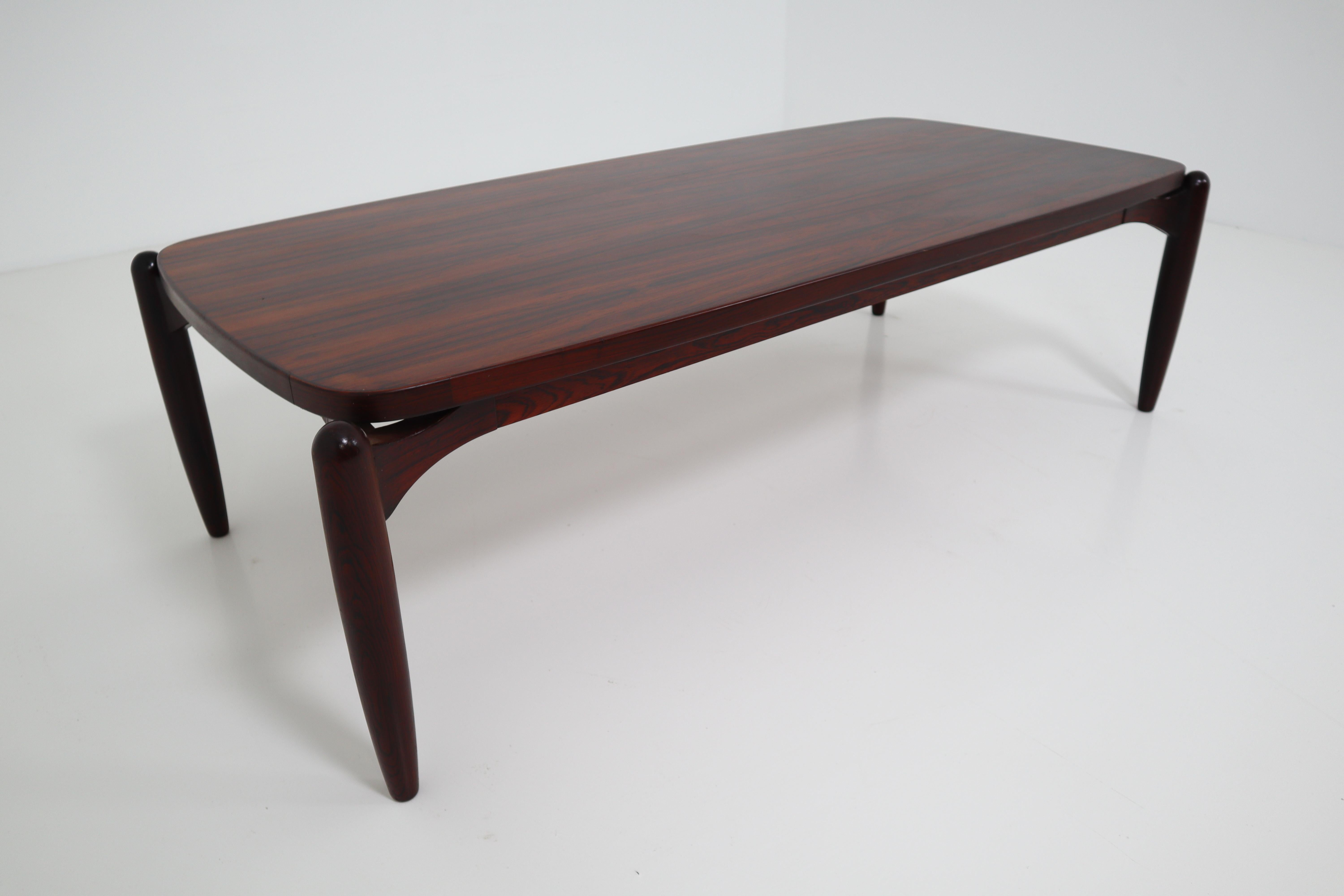 Midcentury palisander coffee-cocktail table, beautiful grain to this lovely midcentury table designed in Italy, 1970.