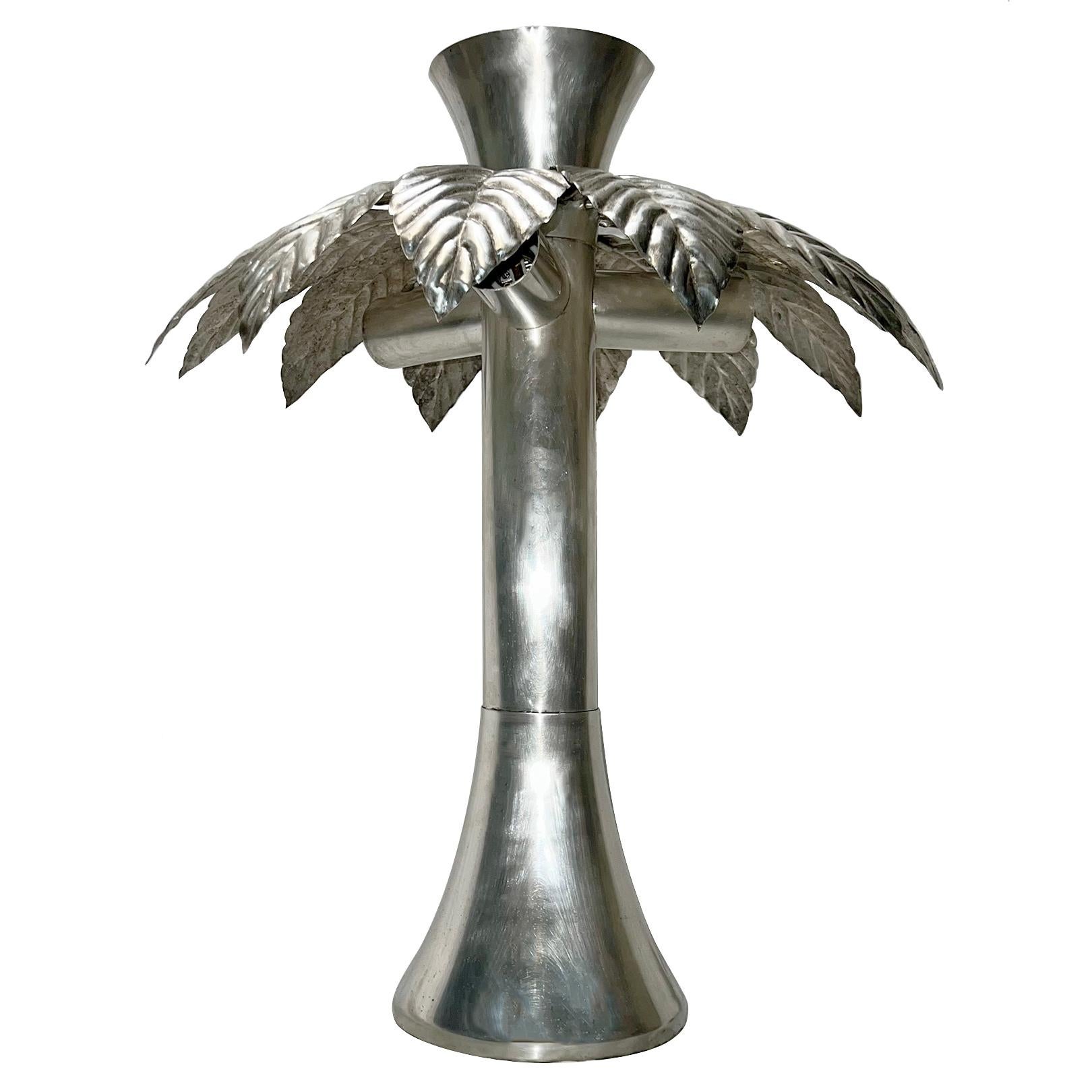 A circa 1950's French hammered tole palm tree table lamp wiht orignal patina.

Measurements:
Height: 25.75