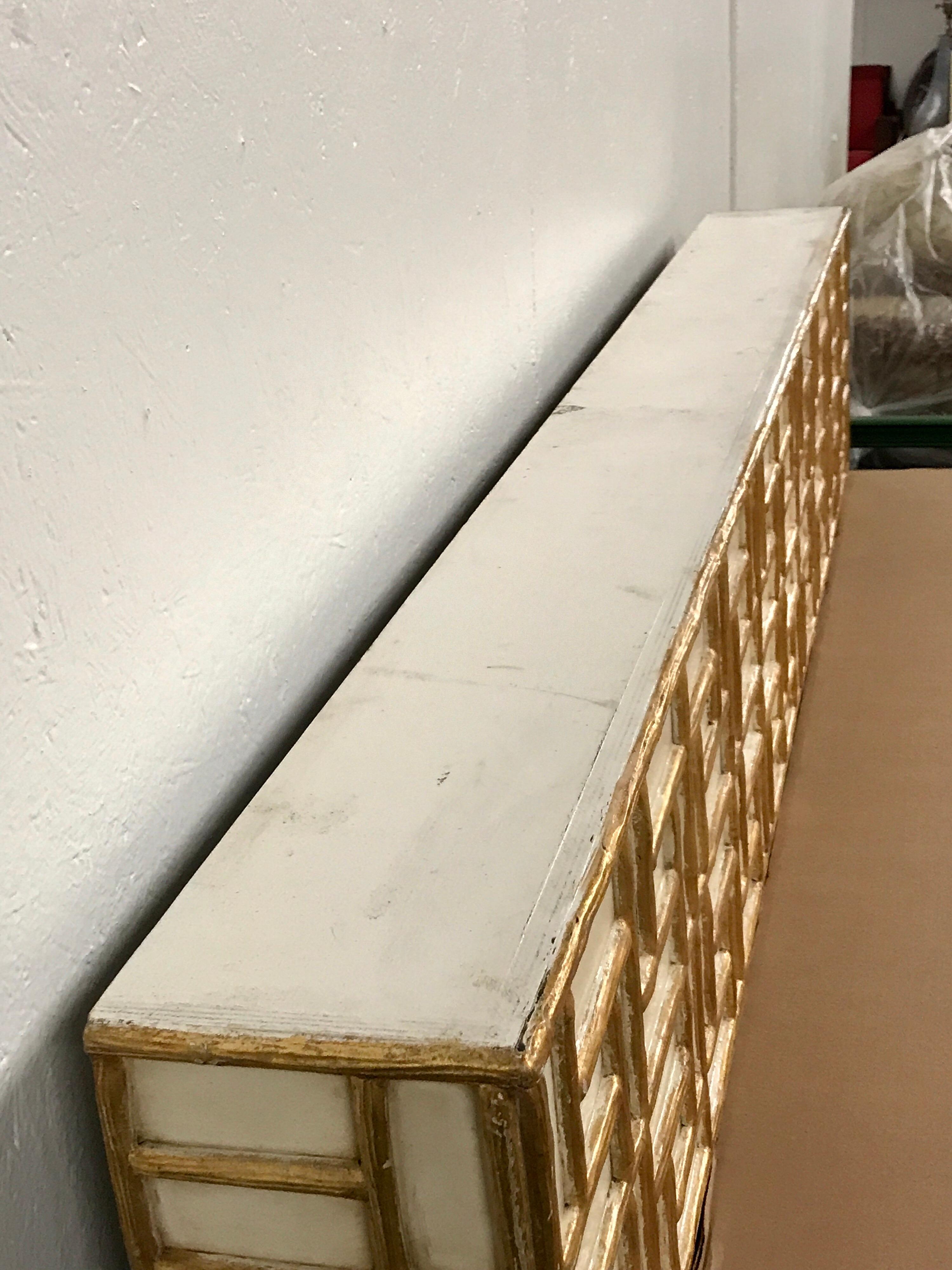 Midcentury Parcel vergoldet Faux Bambus Gesims oder Mantel (Geschnitzt)