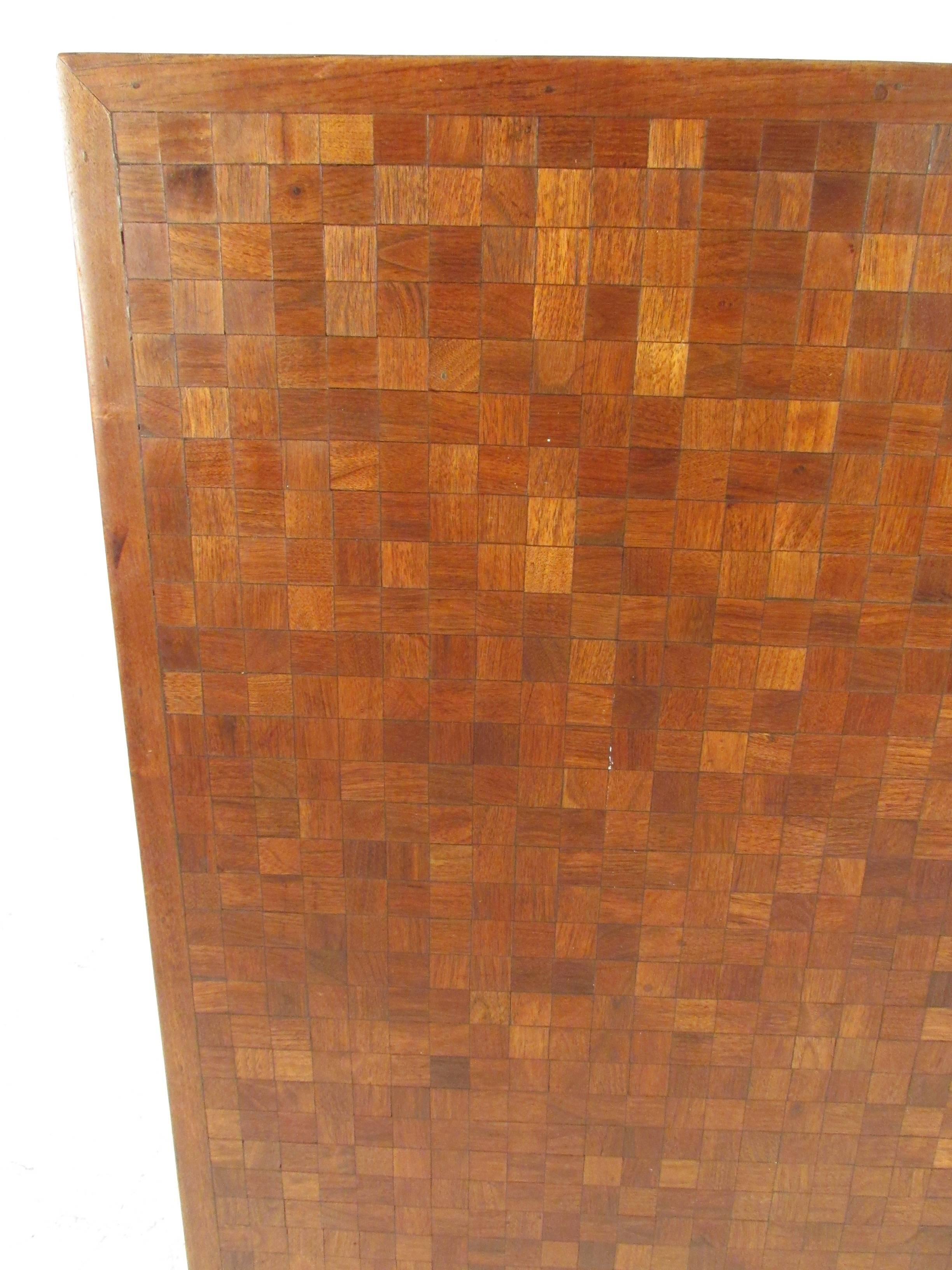 Mesa baja de parqué de mediados de siglo al estilo de Milo Baughman en venta 10