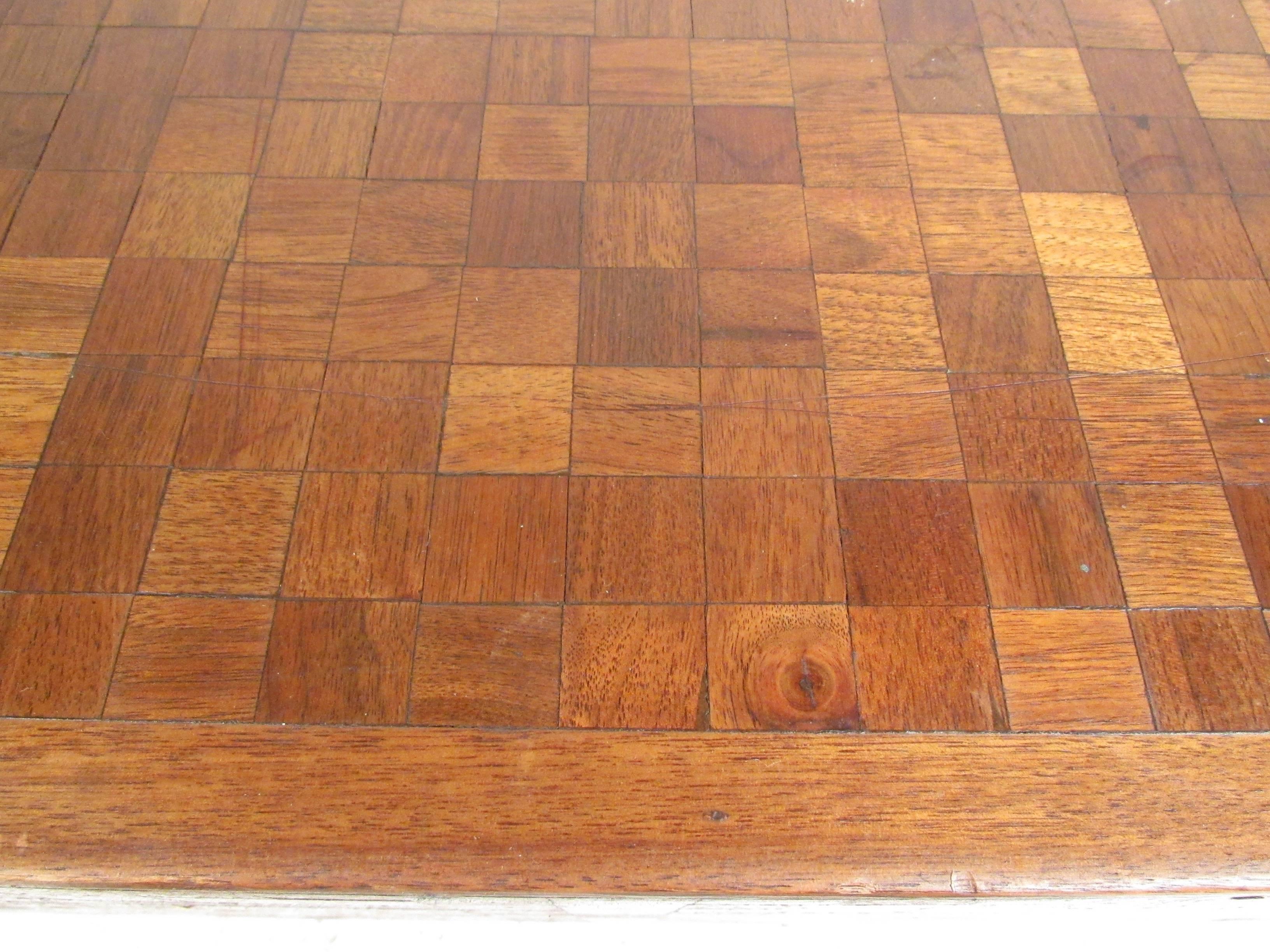 Mesa baja de parqué de mediados de siglo al estilo de Milo Baughman Madera en venta