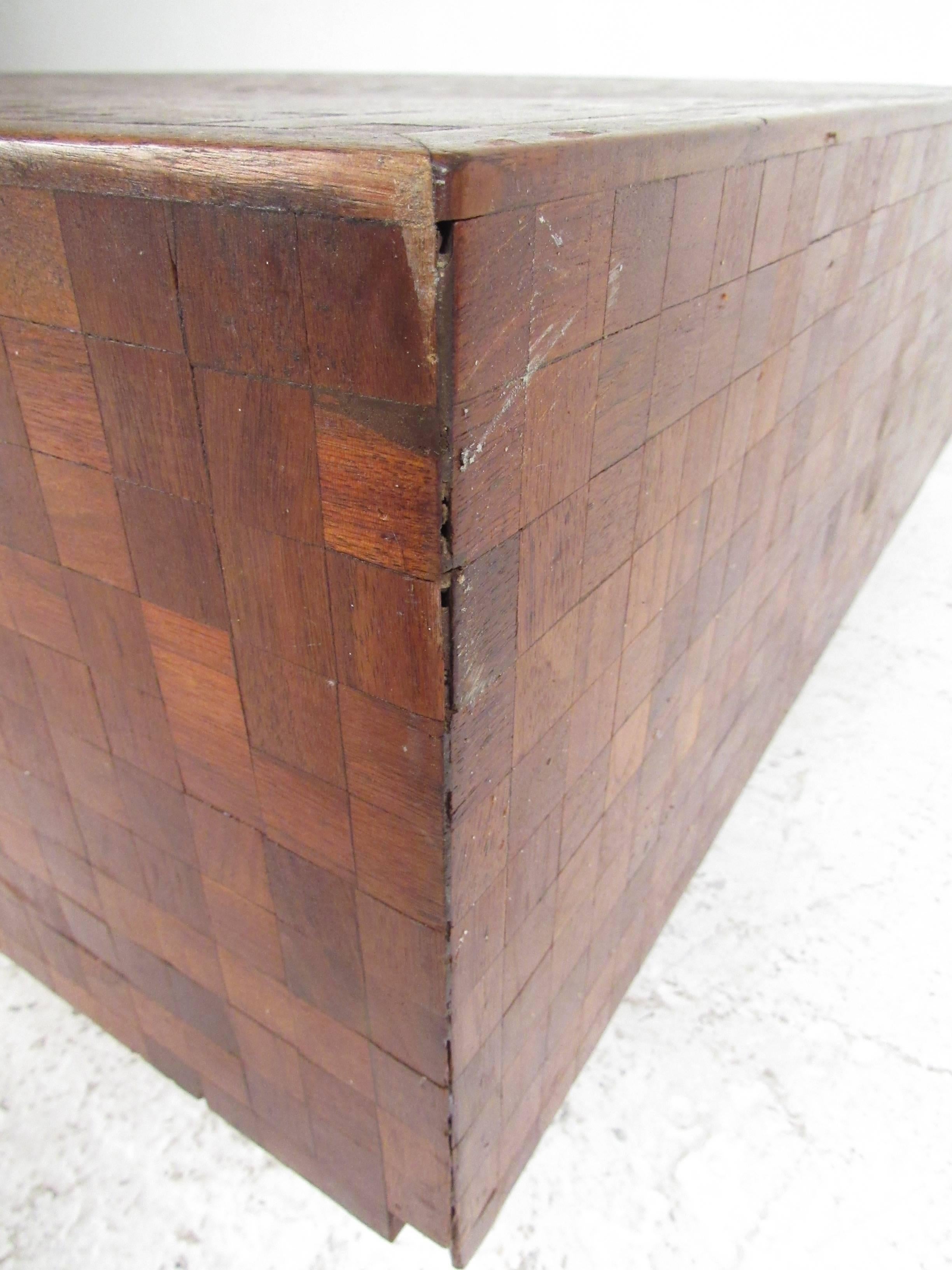 Mesa baja de parqué de mediados de siglo al estilo de Milo Baughman en venta 3