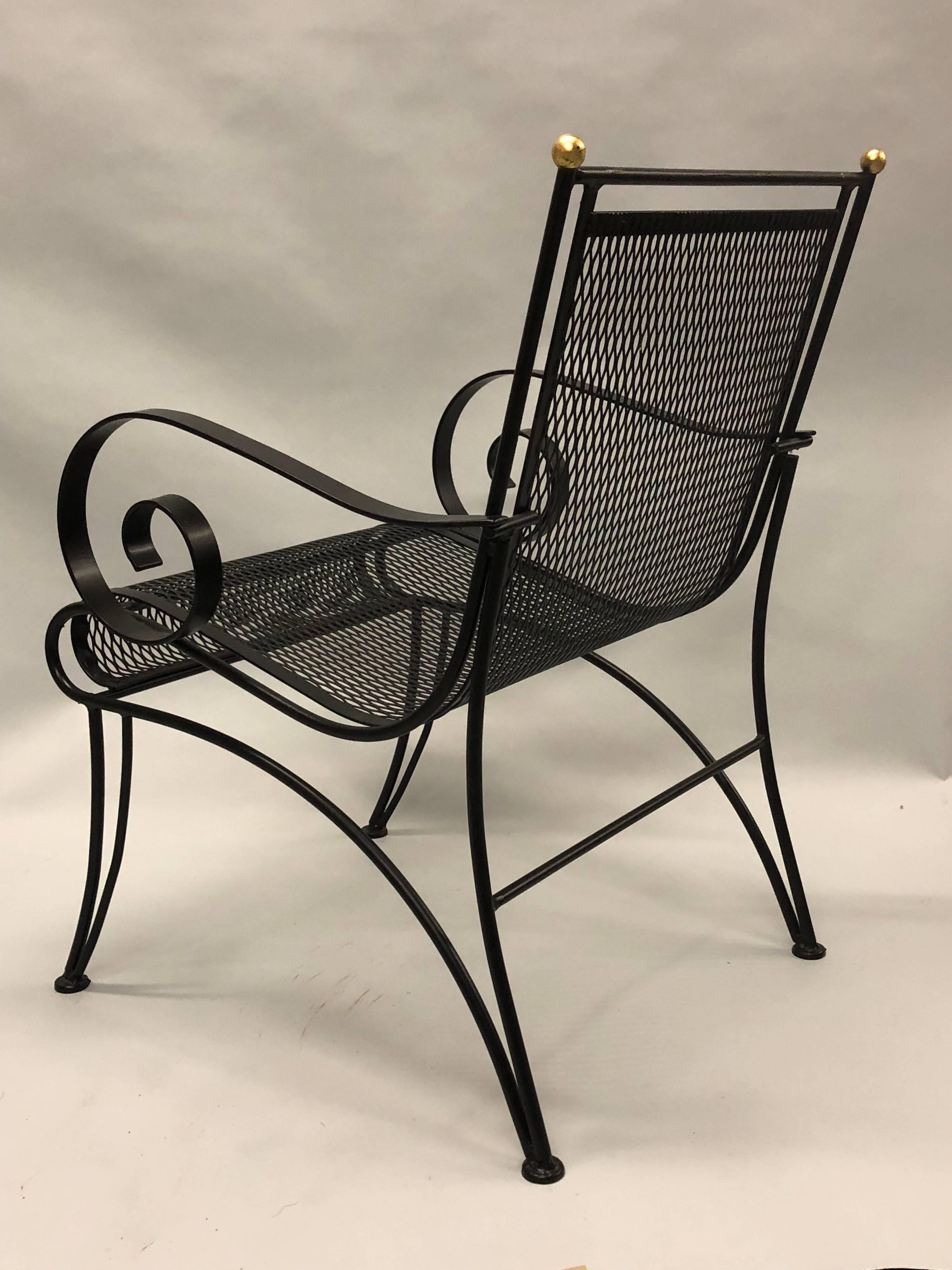 Mid-Century Modern Paire de fauteuils de salon en fer forgé partiellement doré du milieu du siècle dernier attribués à René Prou en vente