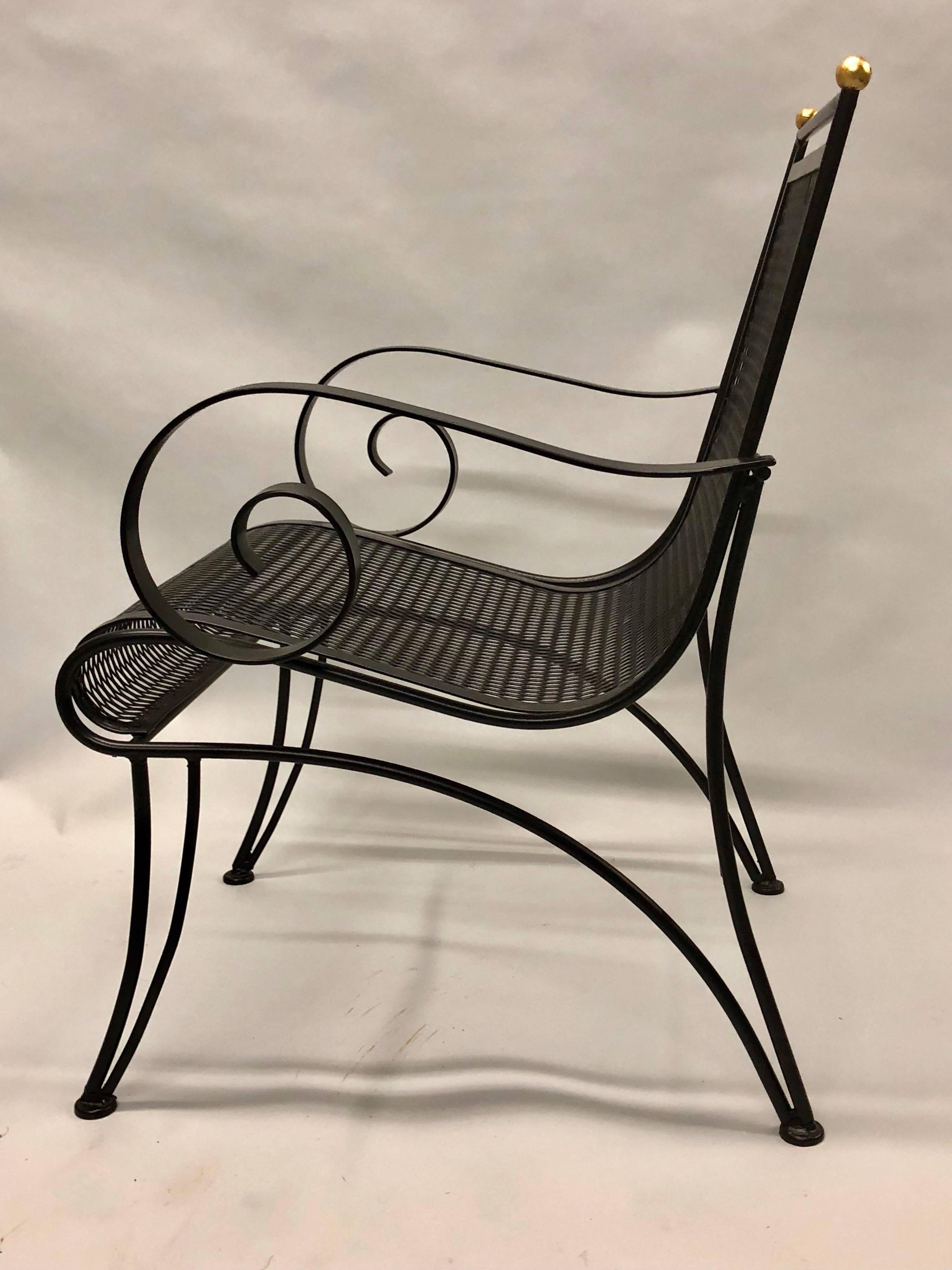 Doré Paire de chaises longues en fer forgé partiellement doré du milieu du siècle, attribuées à René Prou en vente