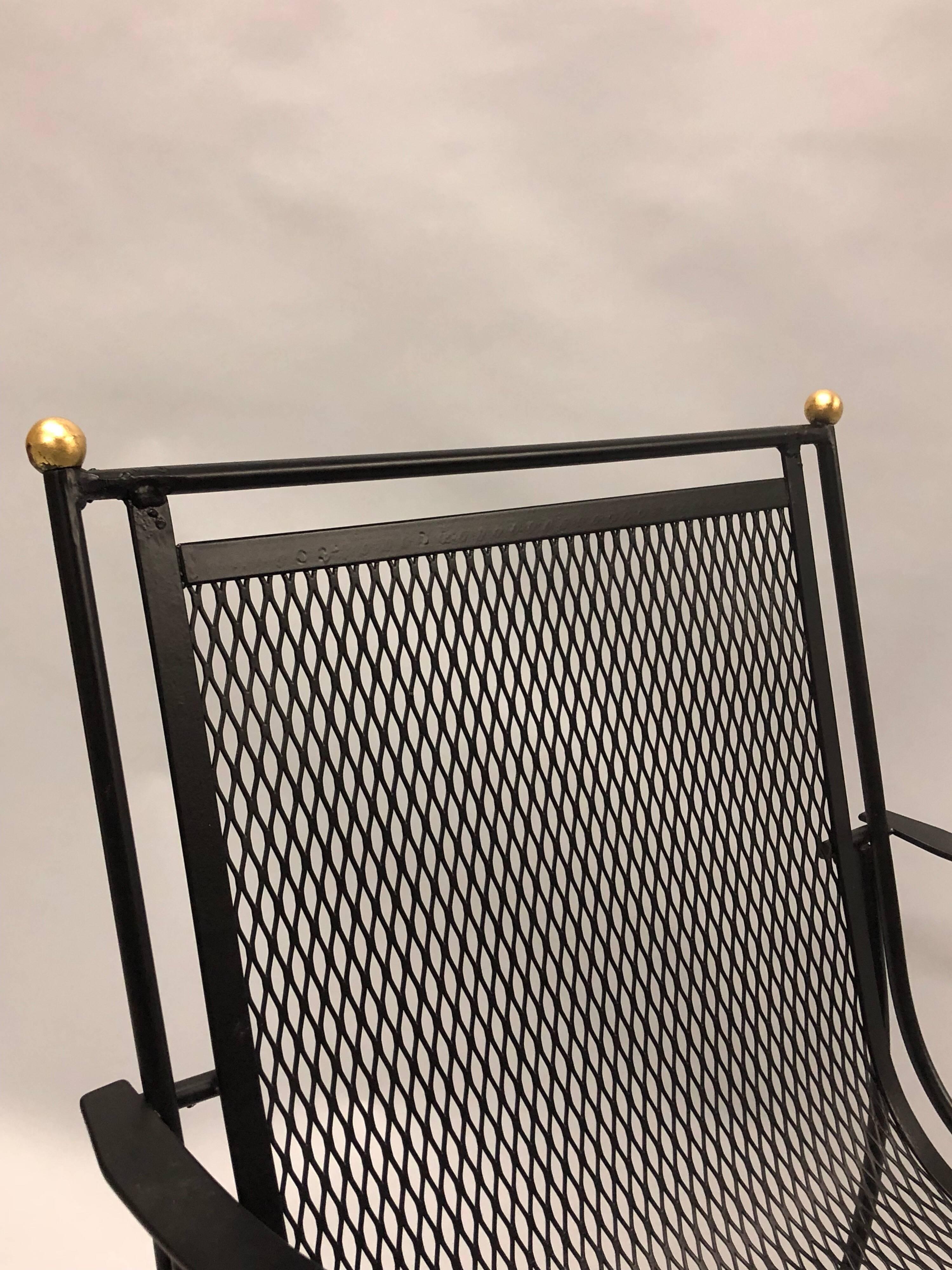 20ième siècle Paire de chaises longues en fer forgé partiellement doré du milieu du siècle, attribuées à René Prou en vente