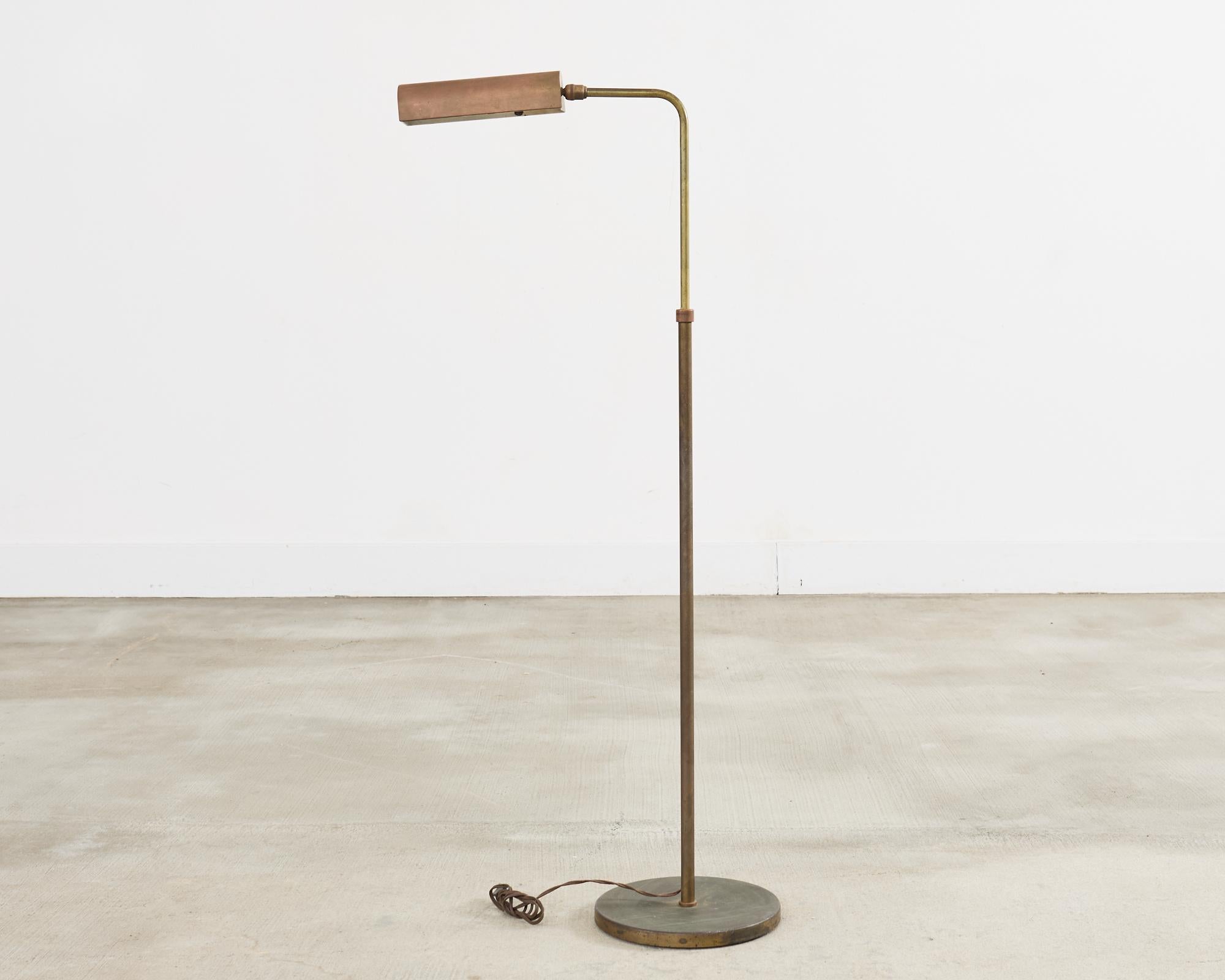 Mid-Century Modern Lampadaire de pharmacie réglable en laiton patiné du milieu du siècle en vente