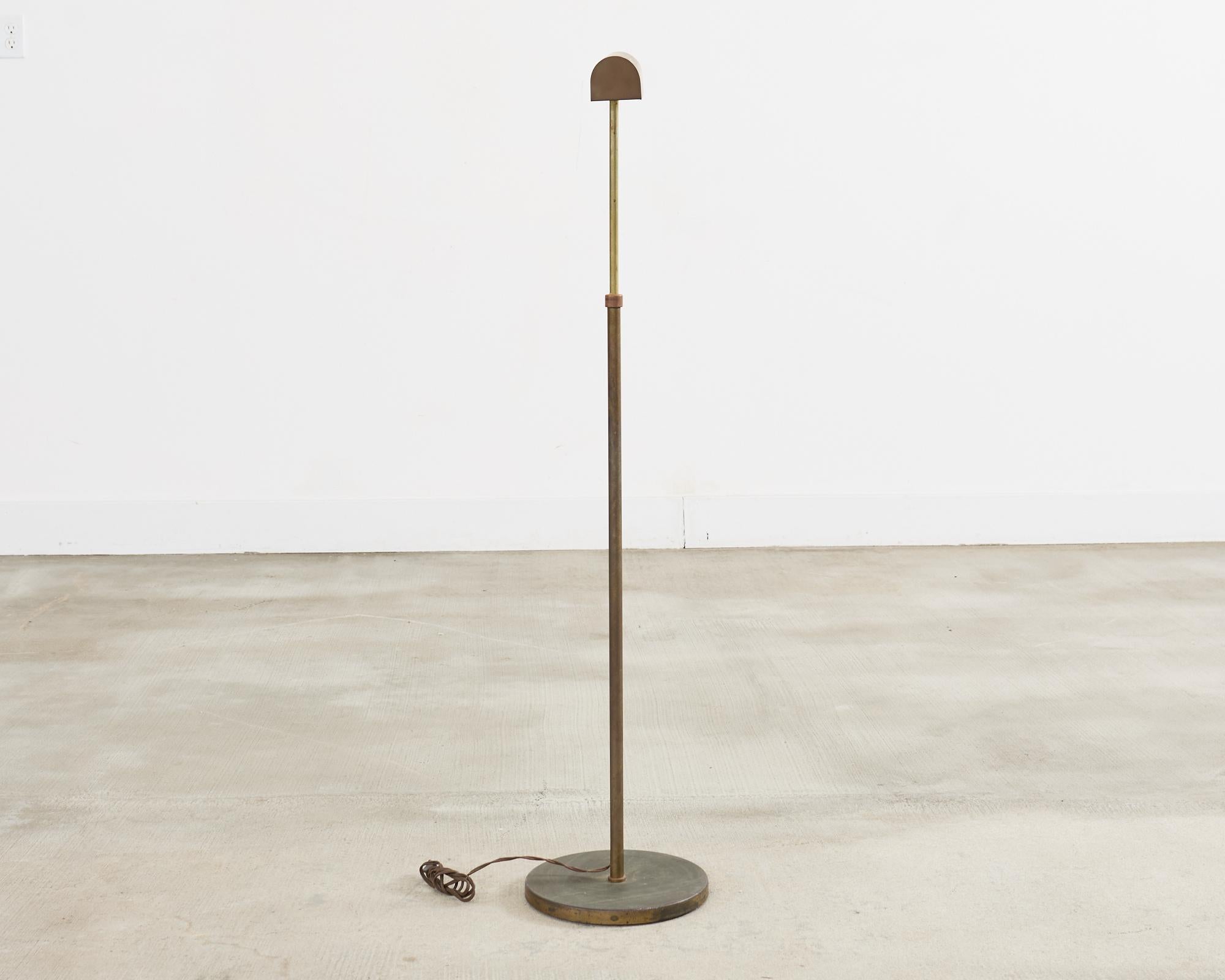 Patiné Lampadaire de pharmacie réglable en laiton patiné du milieu du siècle en vente